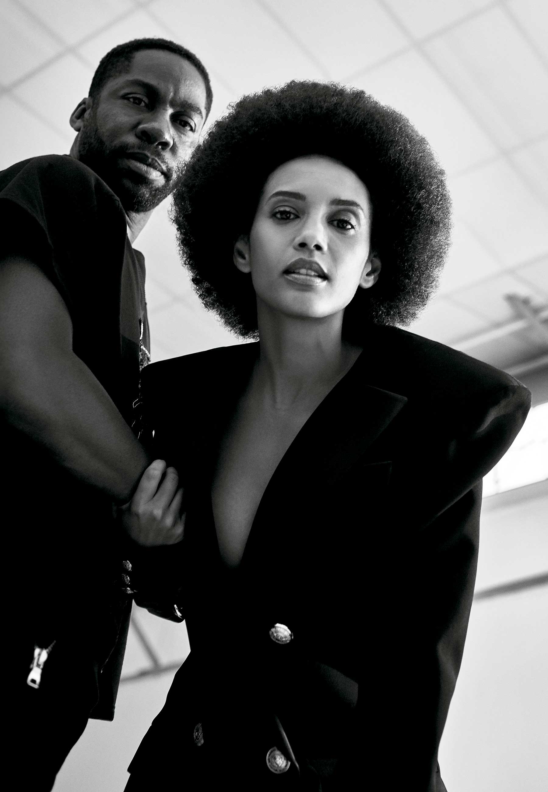 Taís Araujo e Lázaro Ramos vestem Balmain – Foto: Bob Wolfenson, com edição de moda de Rita Lazzarotti, beleza de Renata Brazil, cabelo e coloração de Wilson Eliodorio com a nuance 535 Chocolate da coloração sem amônia Casting Creme Gloss de L’Oréal Paris, tratamento de imagem de RG imagem e edição executiva de Ornaldo Casagrande