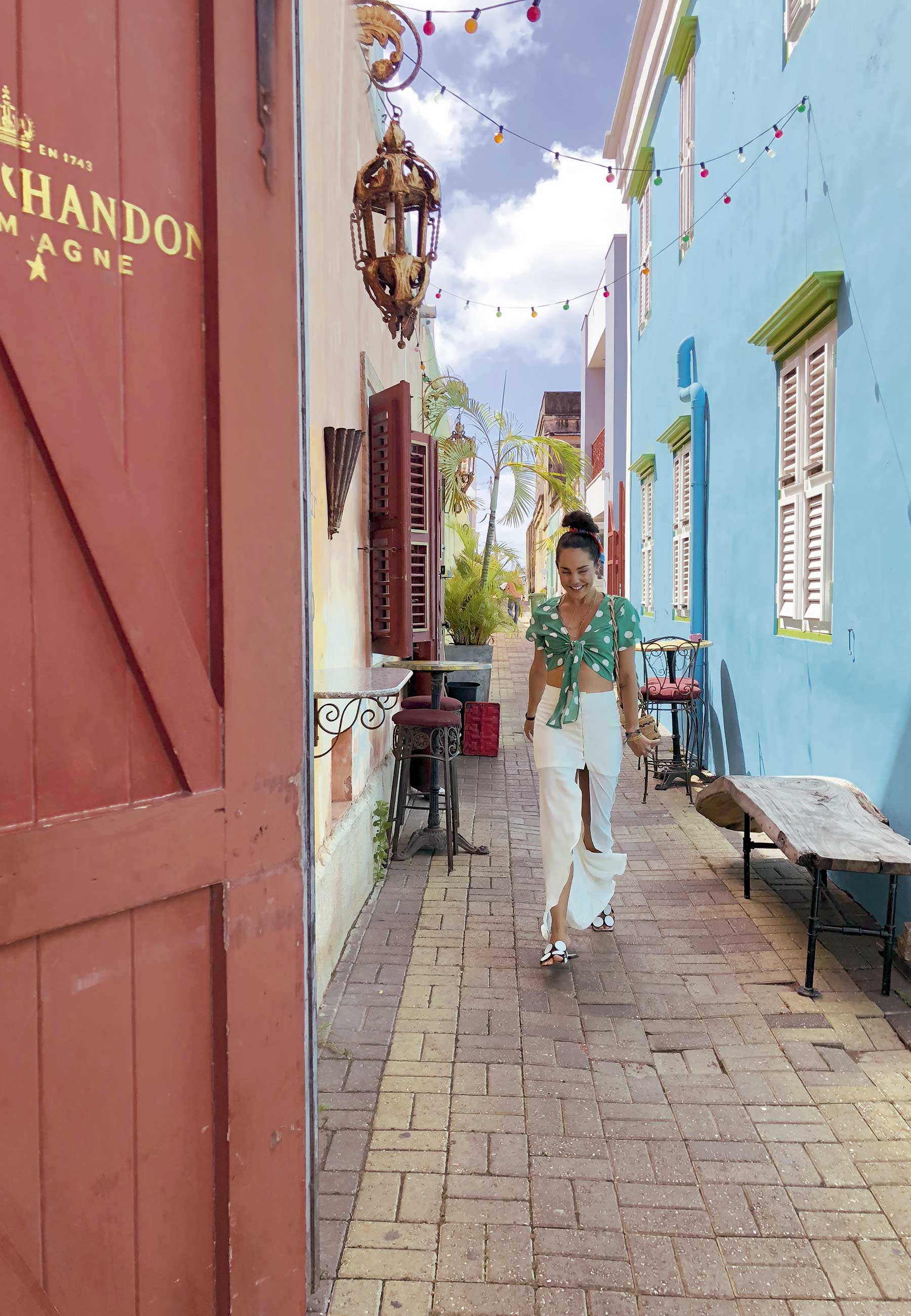 Carolina passeia por uma ruela no centro histórico de Willemstad  - Foto: Arquivo Pessoal