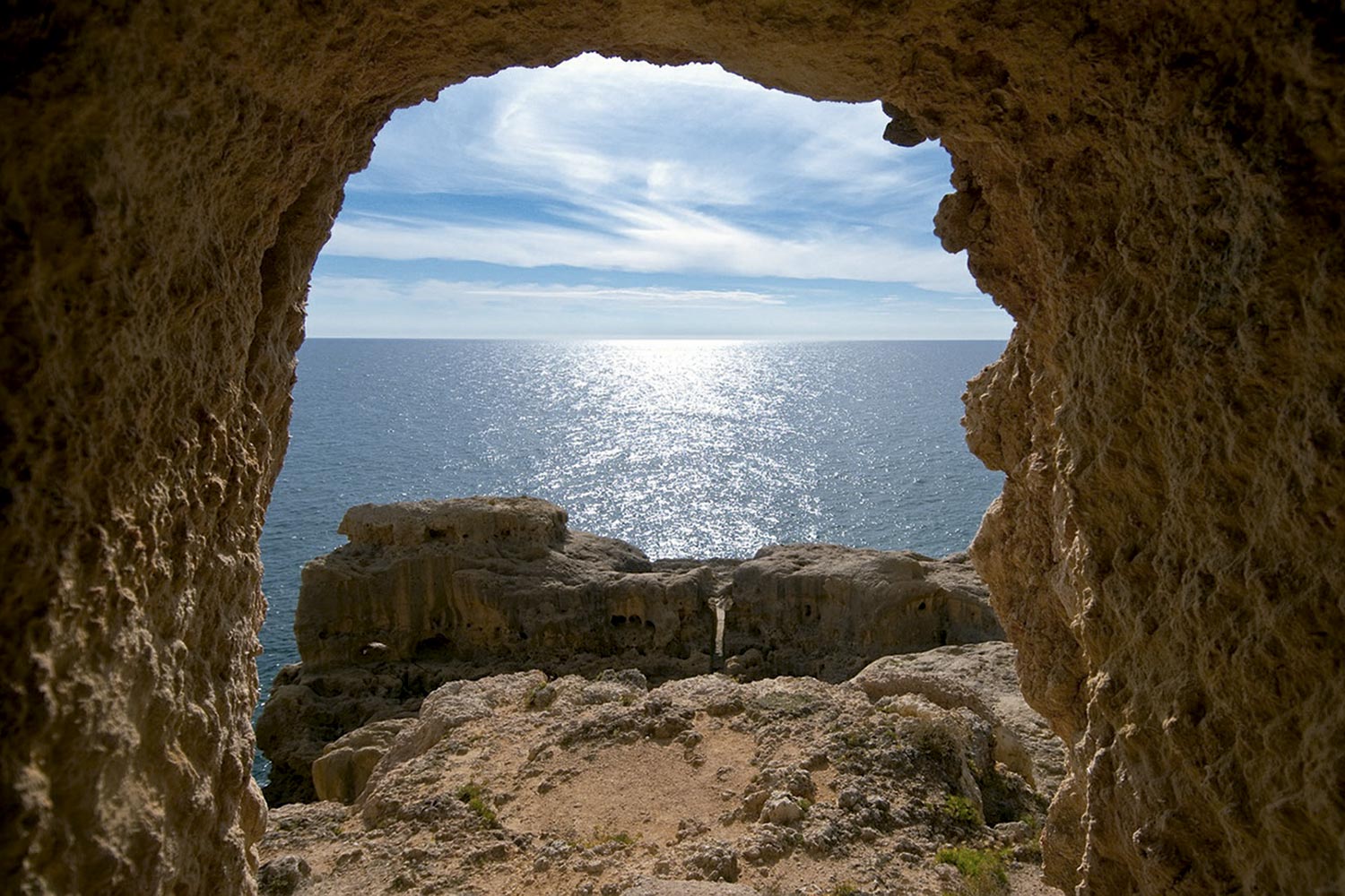 Gruta na Praia do Carvoeiro - Foto: Divulgação