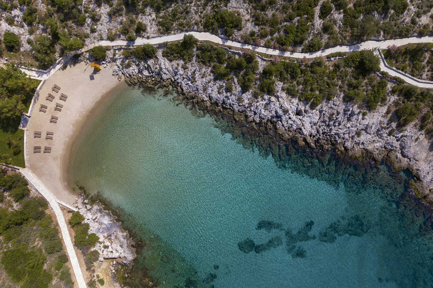 Visão aérea de uma das três praias de Kaplankaya e o mar azul-turquesa - Foto: Divulgação