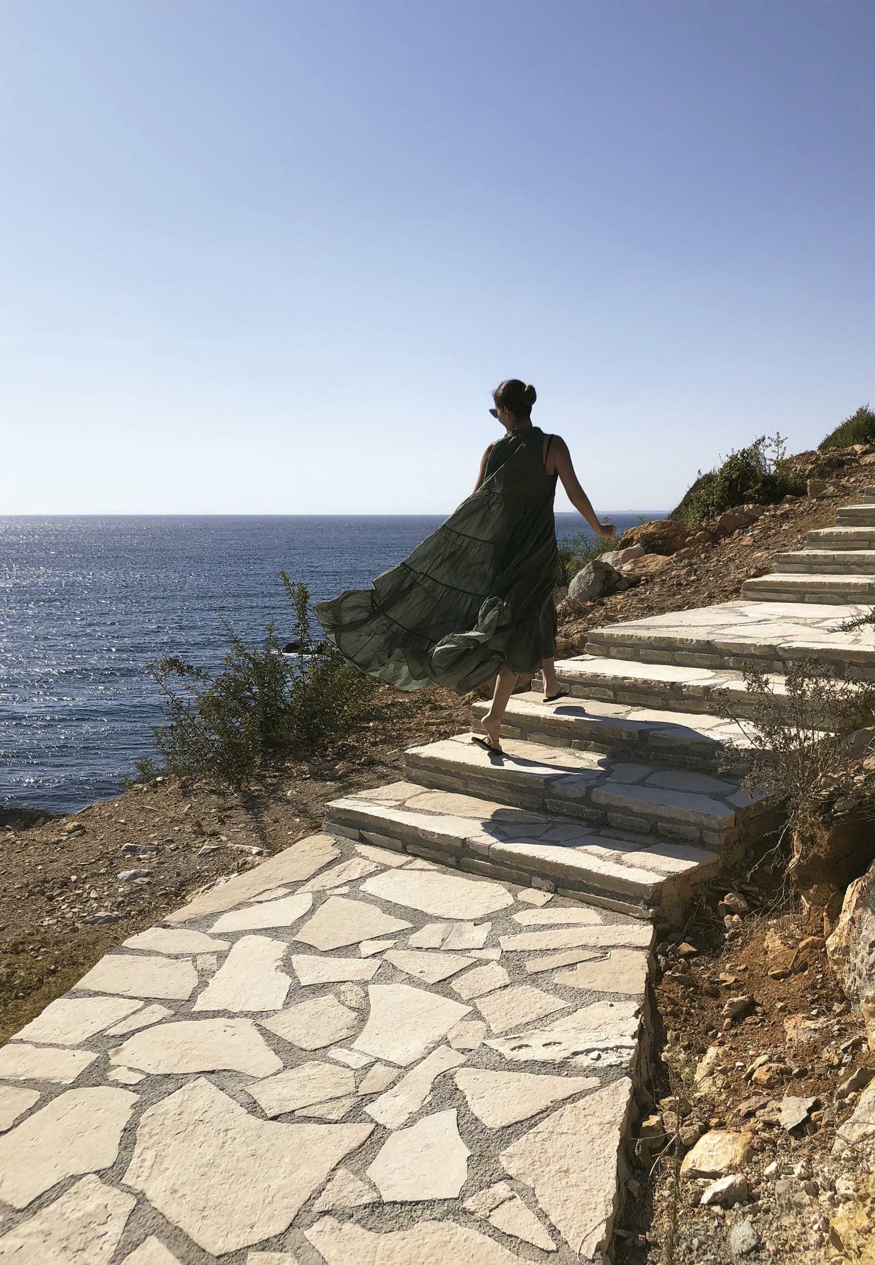 Marcela passeia pelos domínios do Six Senses Kaplankaya, na Península de Bodrum, banhada pelo Mar Egeu - Foto: Arquivo Pessoal