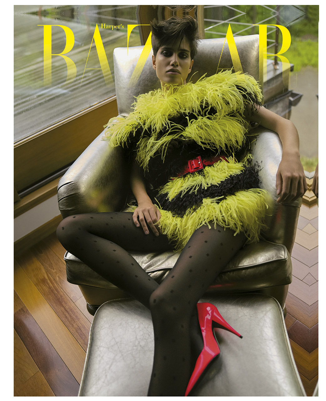 Anna Herrera veste YSL por Anthony Vaccarello - foto: Jacob + Carrol, com edição de moda de Shabdiece Esfahani, cabelo de Nicholas Eldin, maquiagem de Marla Belt e produção executiva de Jean Javis