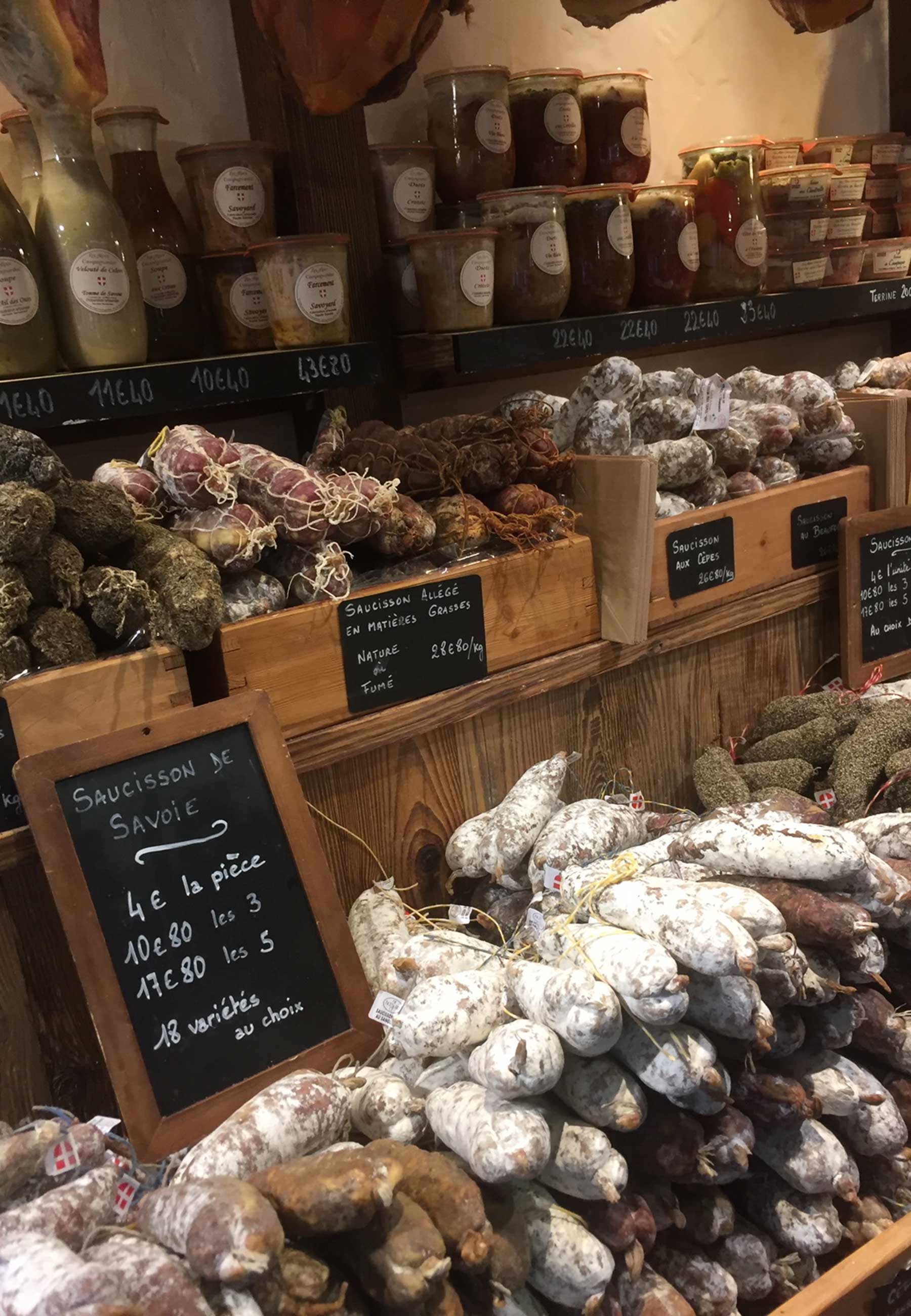 Típica virtrine de embutidos de loja em Chamonix - Foto: Divulgação