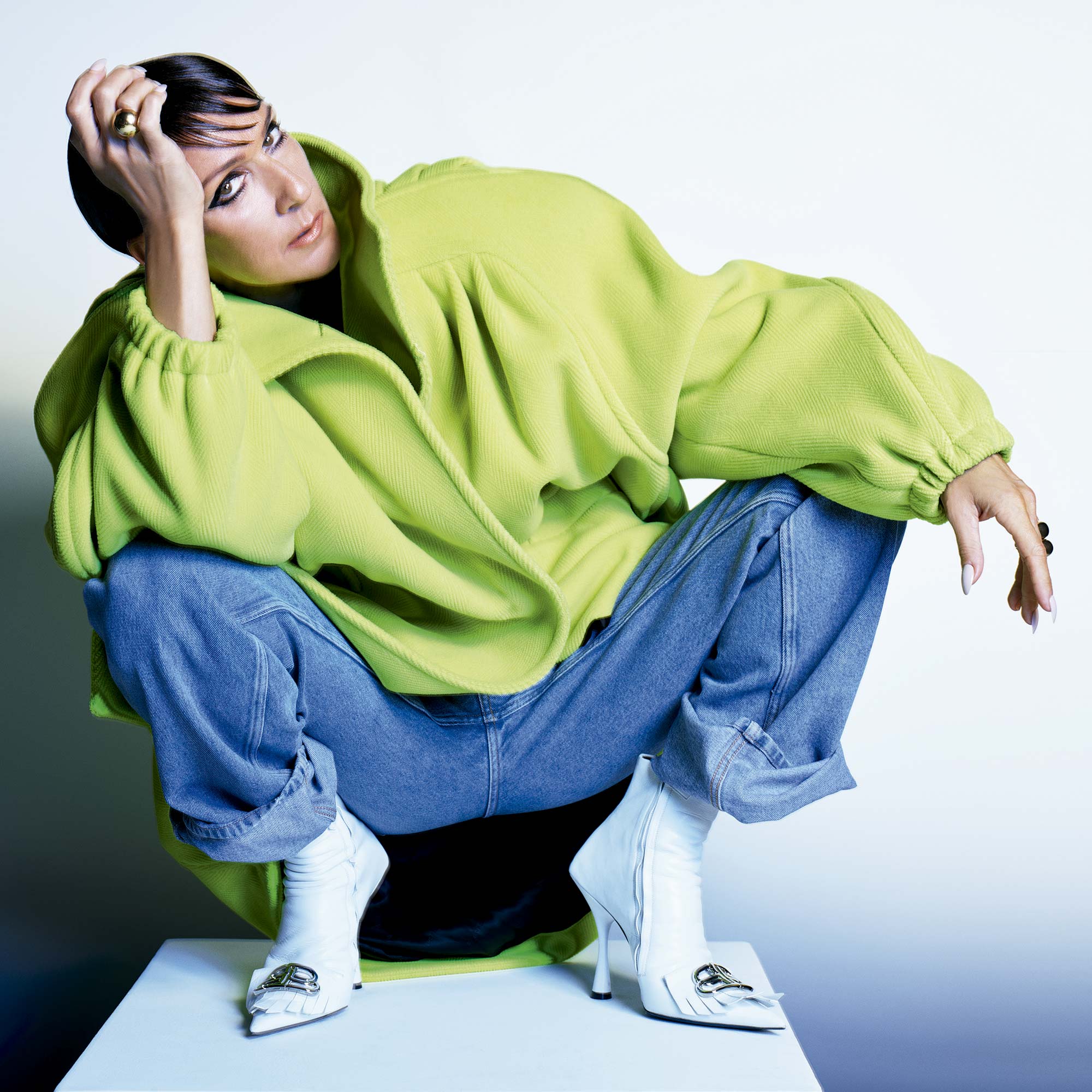 Celine Dion usa look total Balenciaga - Foto: Mario Sorrenti; edição de moda Carine Roitfeld; direção criativa Dennis Freedman; hair Akki com produtos L'Oréal Paris; e make Kanako Takase