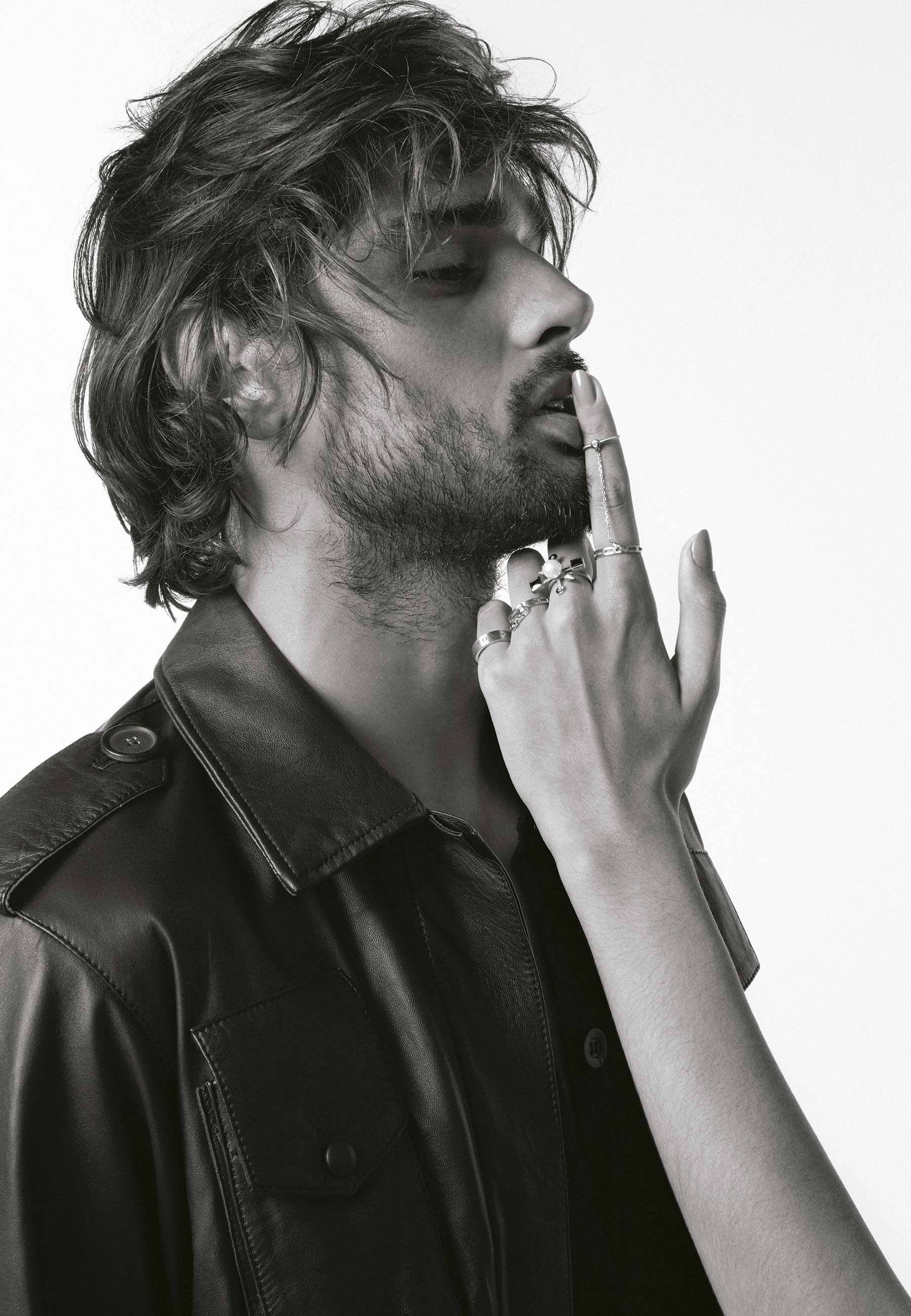 Marlon Teixeira (Way) usa jaqueta Torino e Ari Wesphal (Mega) usa anéis Animale Oro - Foto Eduardo Rezende; edição de moda Luis Fiod; beleza Krisna Carvalho e tratamento de imagem Helena Colliny
