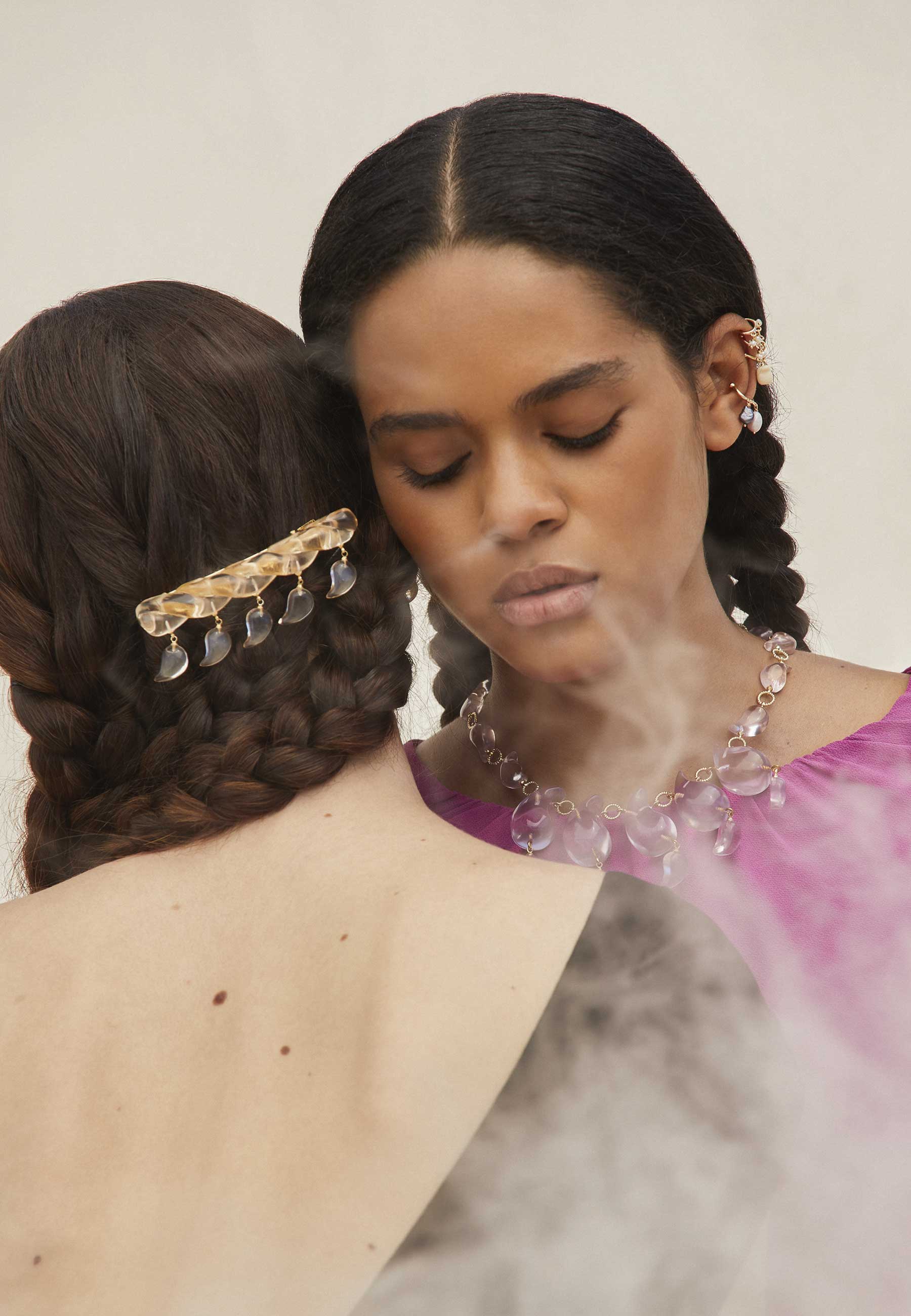 Foto: Mariana Maltoni, com direção criativa de Cris Barros, direção de arte de Renata Corrêa e Roberta Cardoso, styling de Renata Corrêa, beleza de Guilherme Casagrande e set design de João Arpi