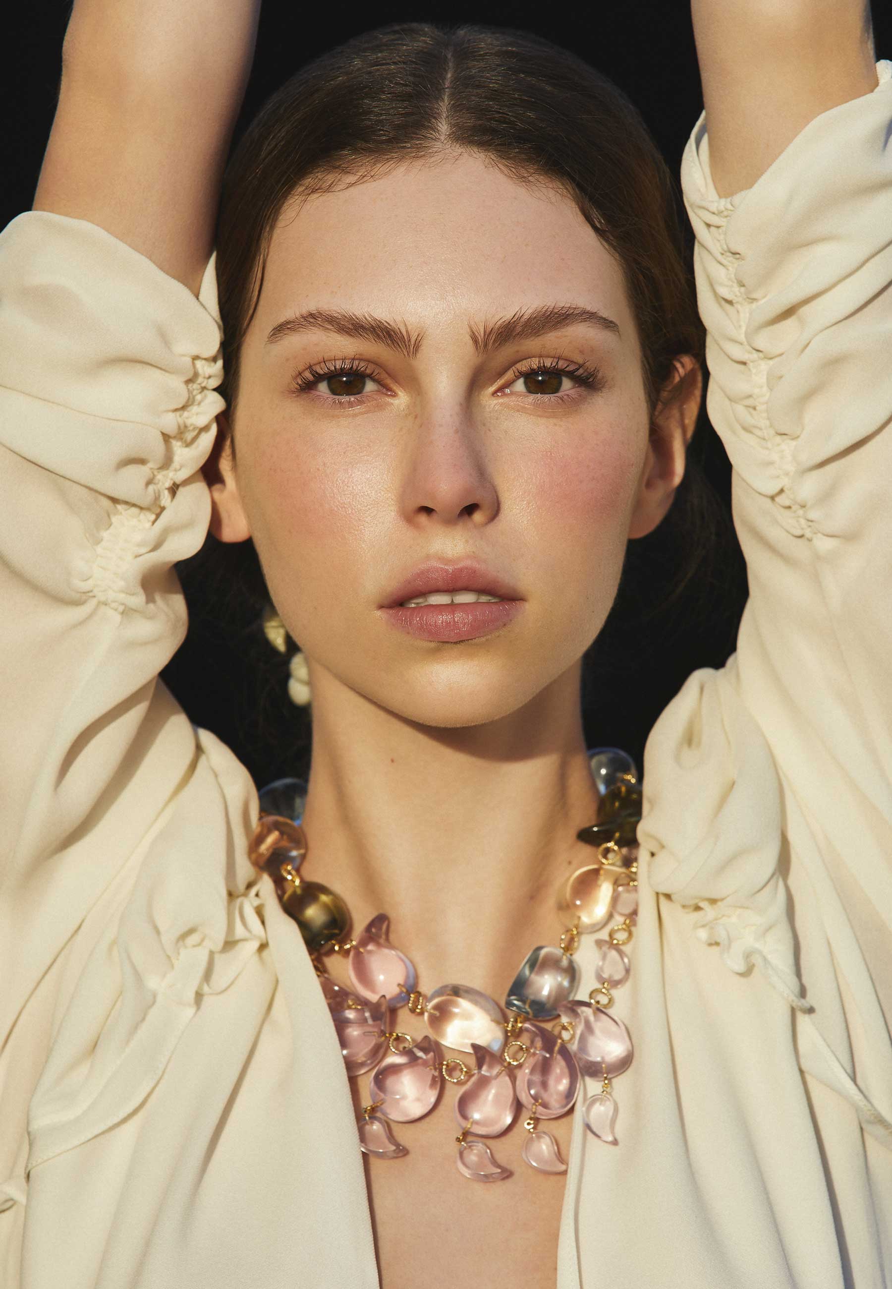 Foto: Mariana Maltoni, com direção criativa de Cris Barros, direção de arte de Renata Corrêa e Roberta Cardoso, styling de Renata Corrêa, beleza de Guilherme Casagrande e set design de João Arpi