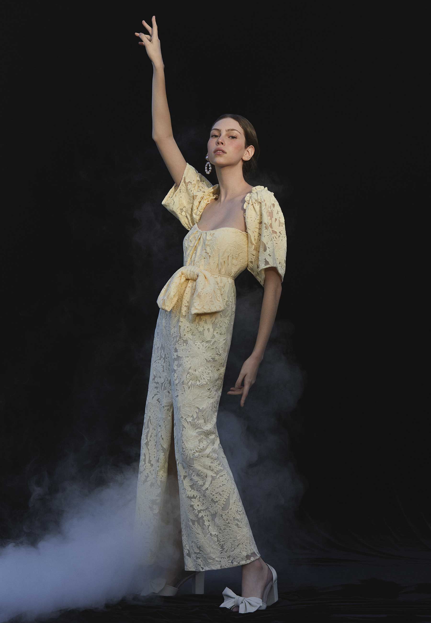 Foto: Mariana Maltoni, com direção criativa de Cris Barros, direção de arte de Renata Corrêa e Roberta Cardoso, styling de Renata Corrêa, beleza de Guilherme Casagrande e set design de João Arpi