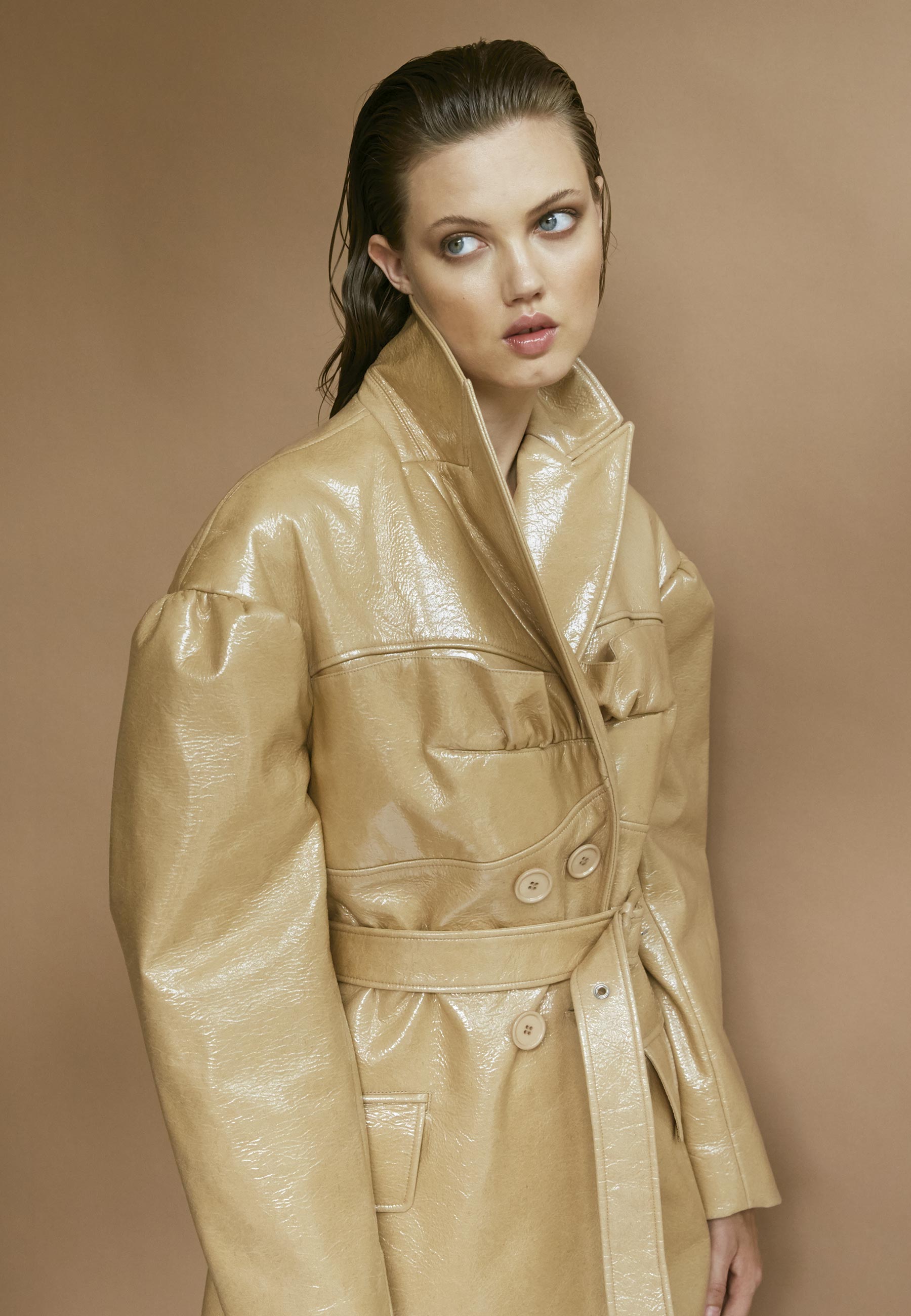 Foto: Alex Cayley, com edição de moda de Jahulie Elizalde, maquiagem de Christy Kay e cabelo de Gavin Harwin
