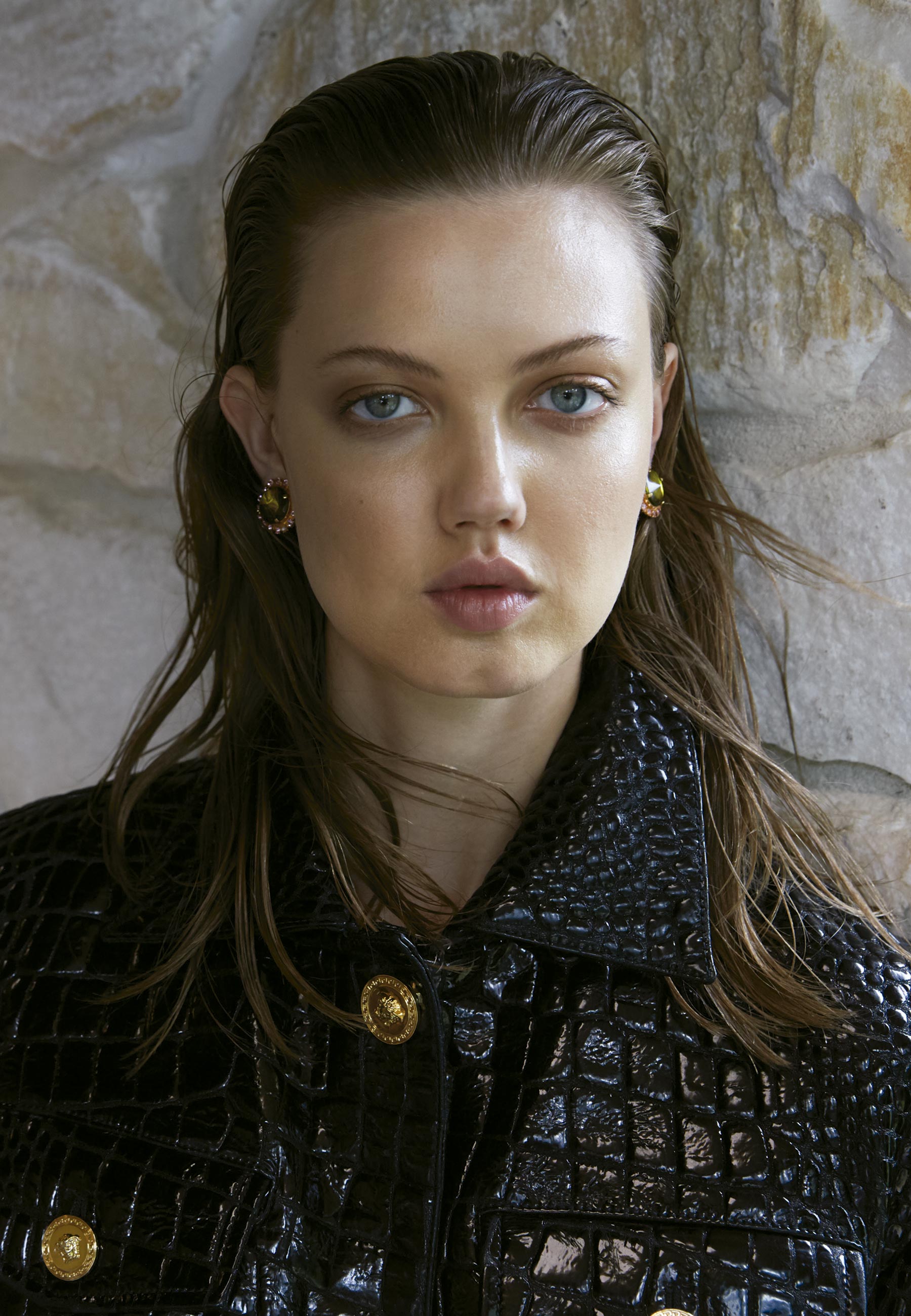 Foto: Alex Cayley, com edição de moda de Jahulie Elizalde, maquiagem de Christy Kay e cabelo de Gavin Harwin