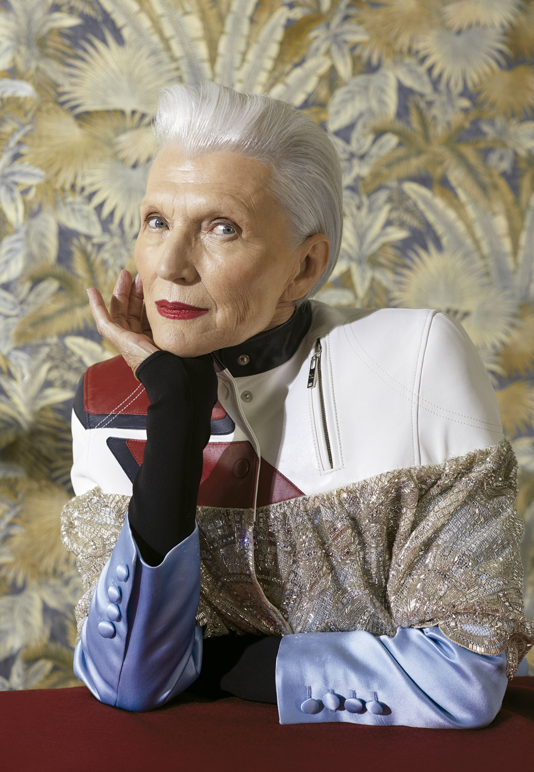 Maye Musk (IMG NYC) usa look total Louis Vuitton - Foto: Ricardo Riviera, com edição de moda de Jahulie Elizalde. Artista convidado Lutfi Janaina, cabelo de Erol Karadag e make de Chrystina Kay
