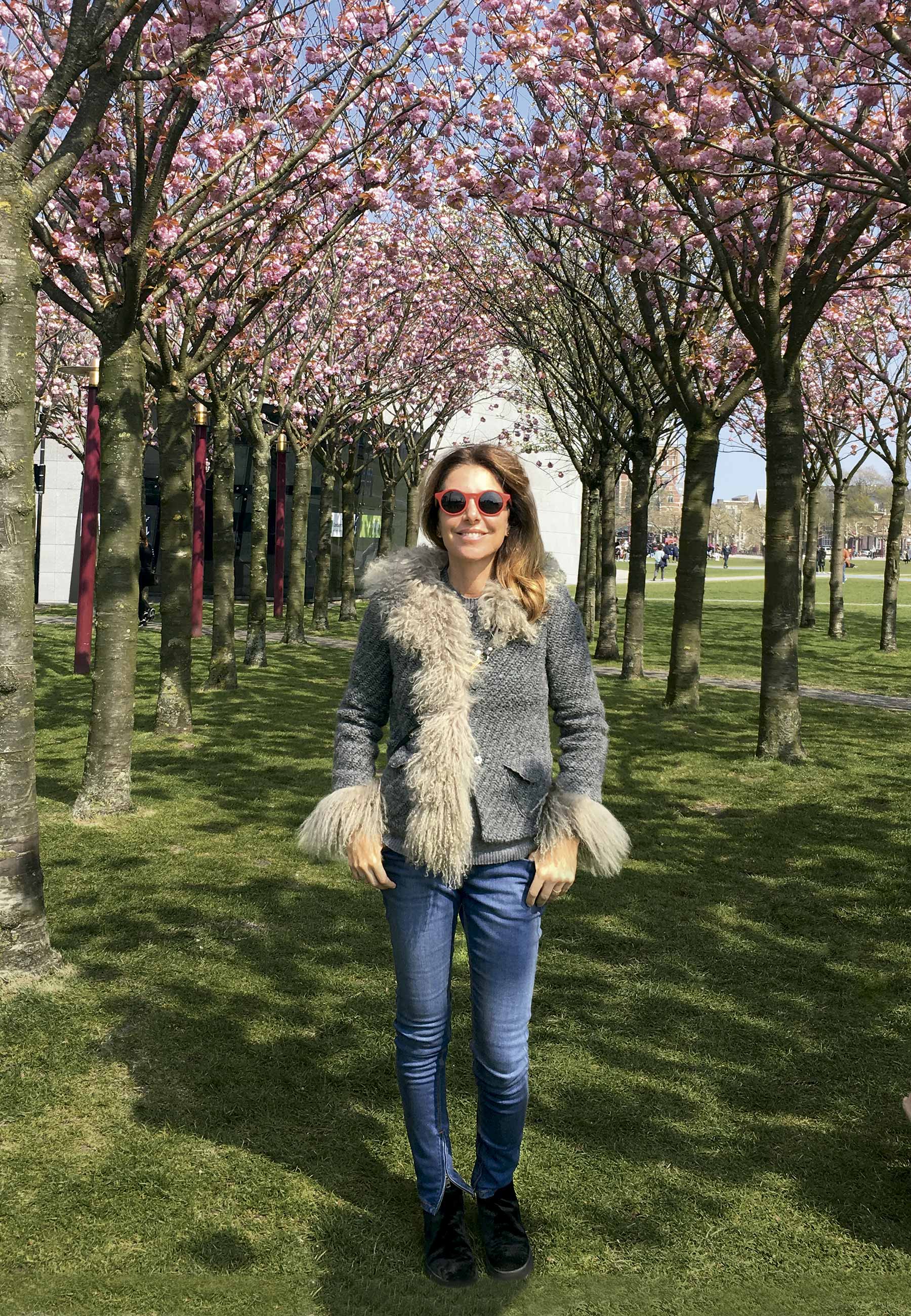 Aninha no jardim do Museu Van Gogh, em Amsterdã - Foto Arquivo Pessoal