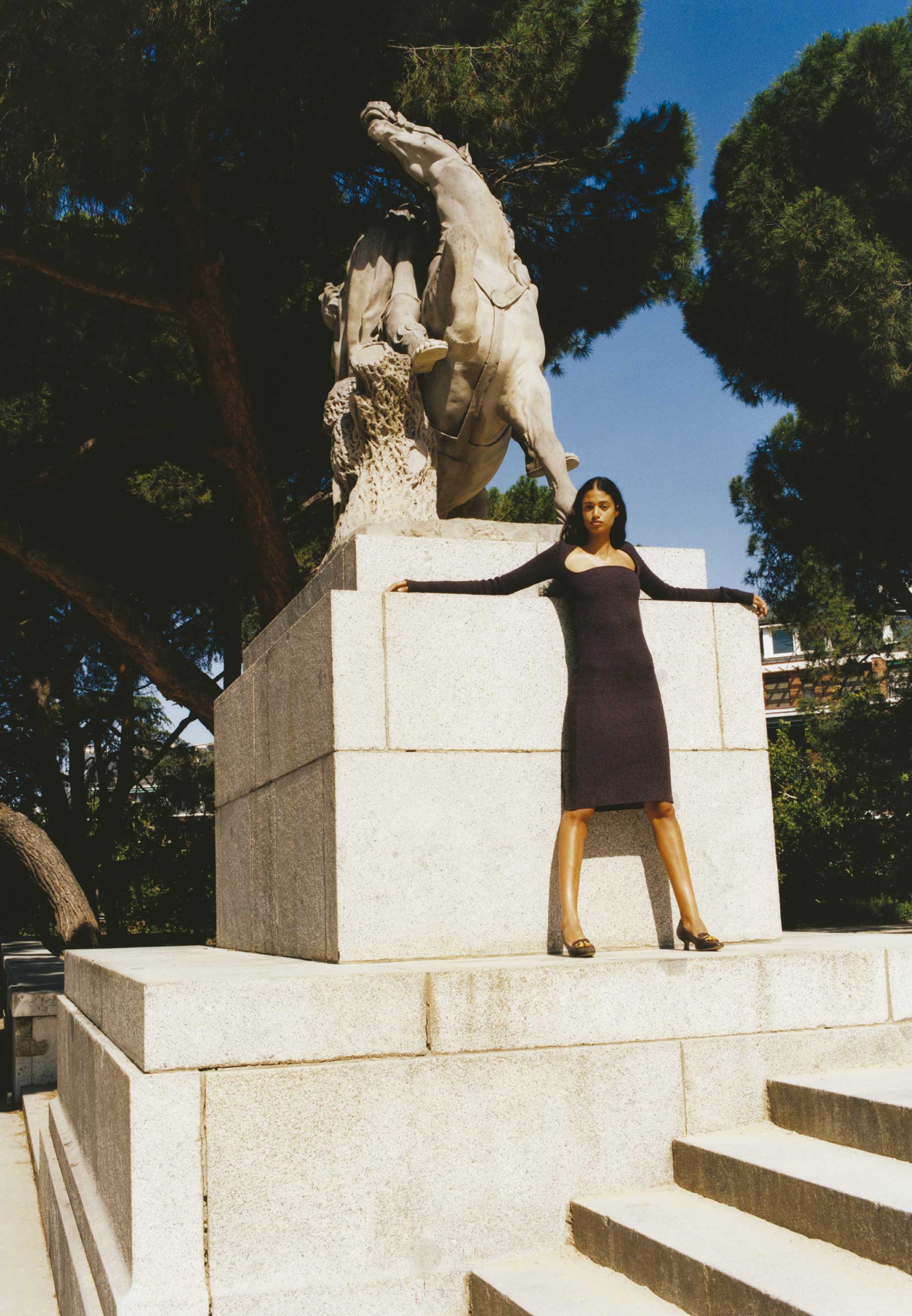 Malika El Masiouhi (Viva Barcelona) usa Bottega Veneta - Foto: Ben Parks, com styling de Ana Tovar, com beleza de Rubén Marmol e produção de Raúl Boluda