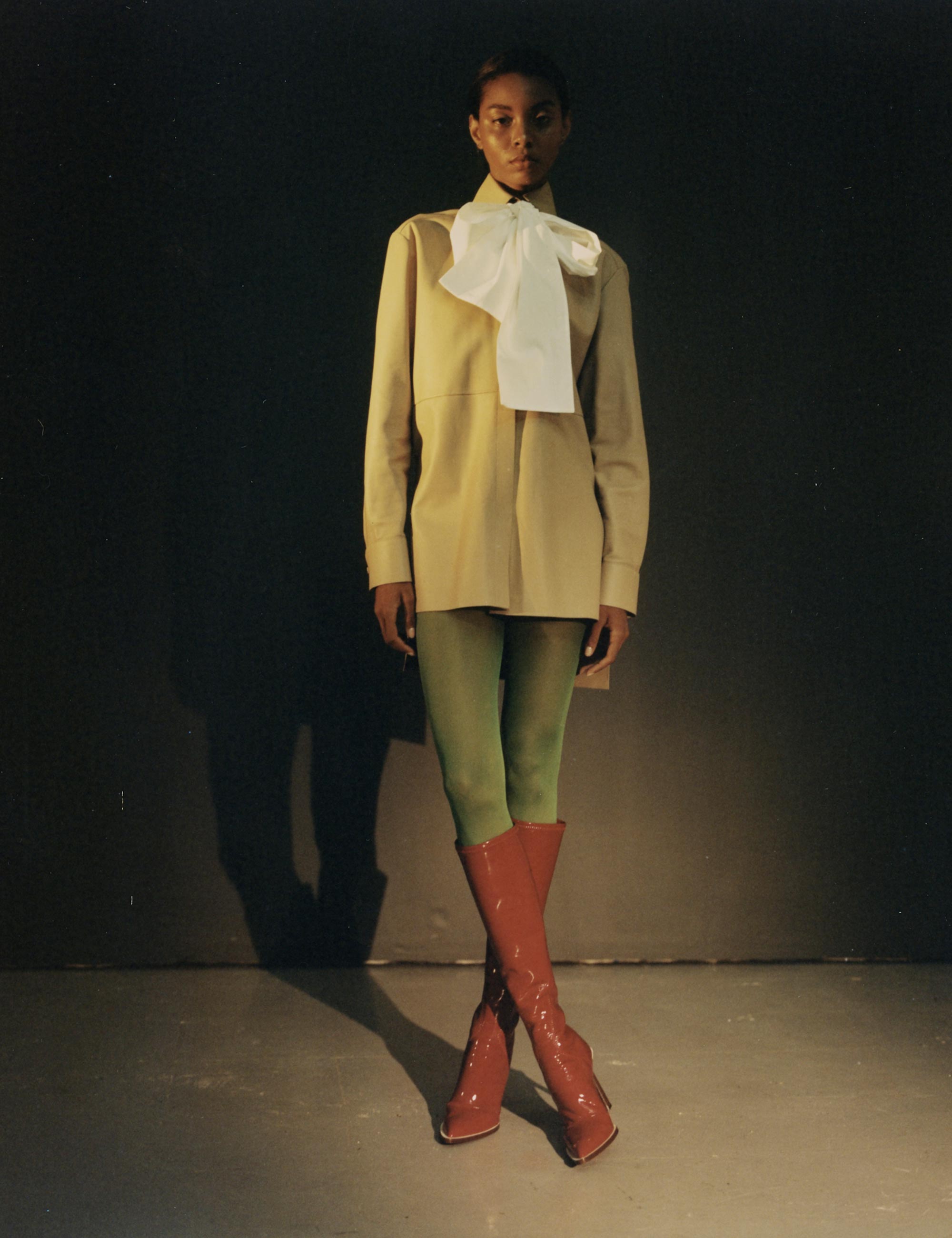 A modelo Rayana Brown usa look total Fendi - Foto: Nicolau Spadoni, com styling de Ariel Bretas, maquiagem de Miki Matsuda, assistência de styling de Matheus Victor e laboratório Gibolab