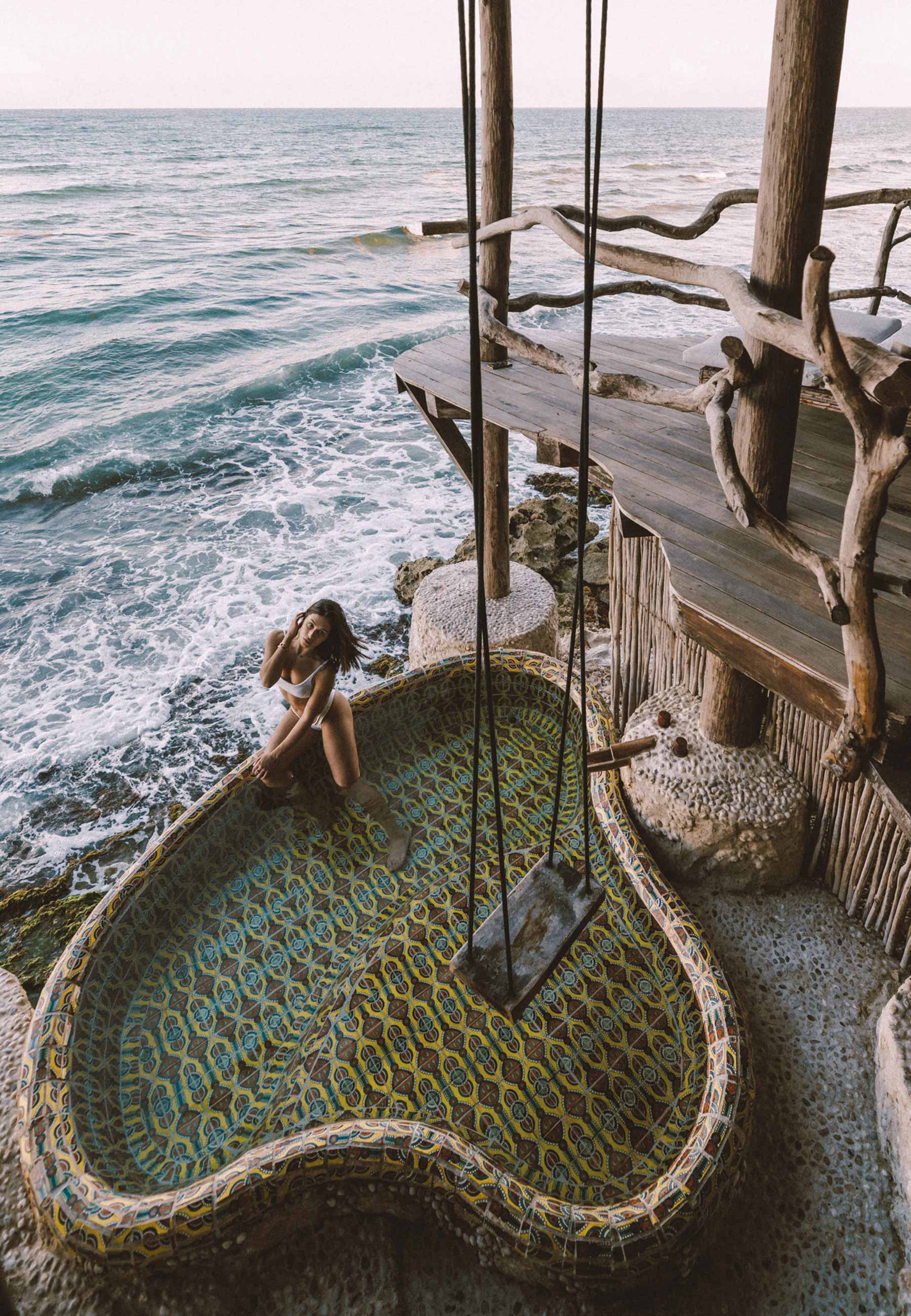 Flavia na banheira da Sea Villa - Foto: Lucas Pinhel