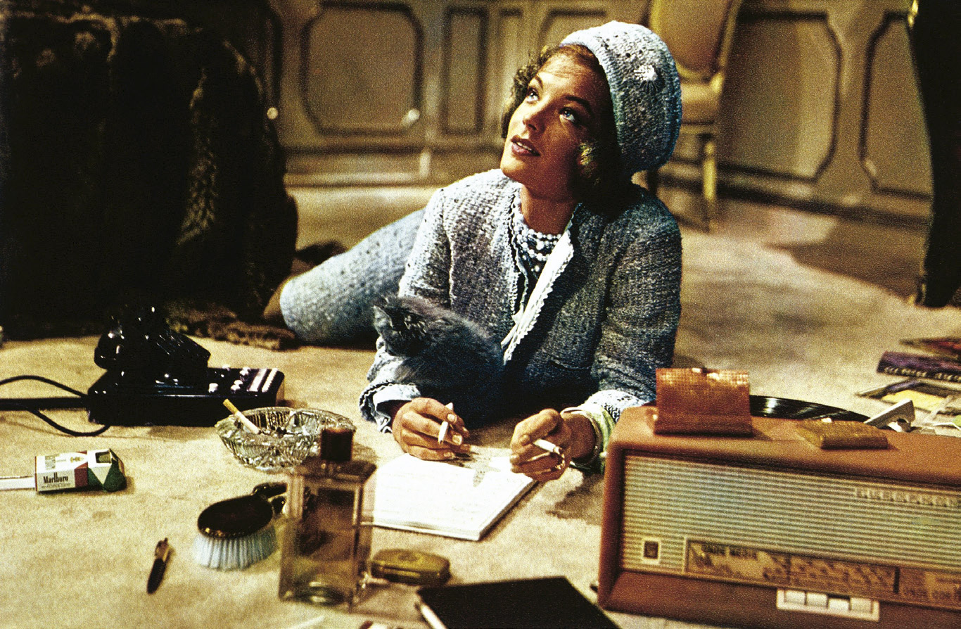 A atriz Romy Schneider usa o tailleur Chanel no filme "Boccaccio ‘70", em 1962 - Foto: Divulgação