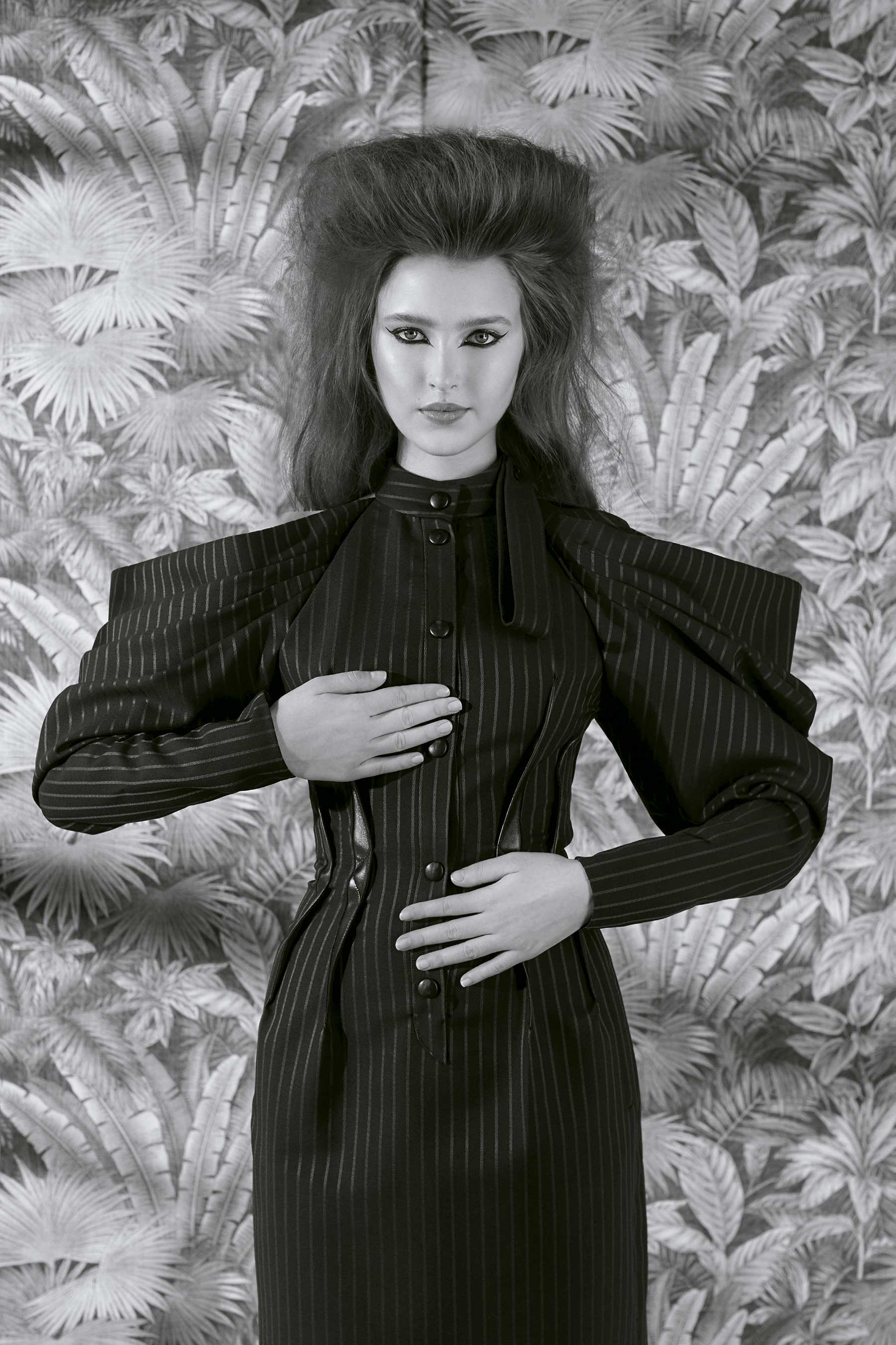 Fotos de Ricardo Rivera, com edição de moda de Filipa Black, styling de Jahulie Elizalde, artista convidado Lufti Janania, maquiagem Christyna Kay, cabelo Erol Karadag, digital tech Chrissy Connors