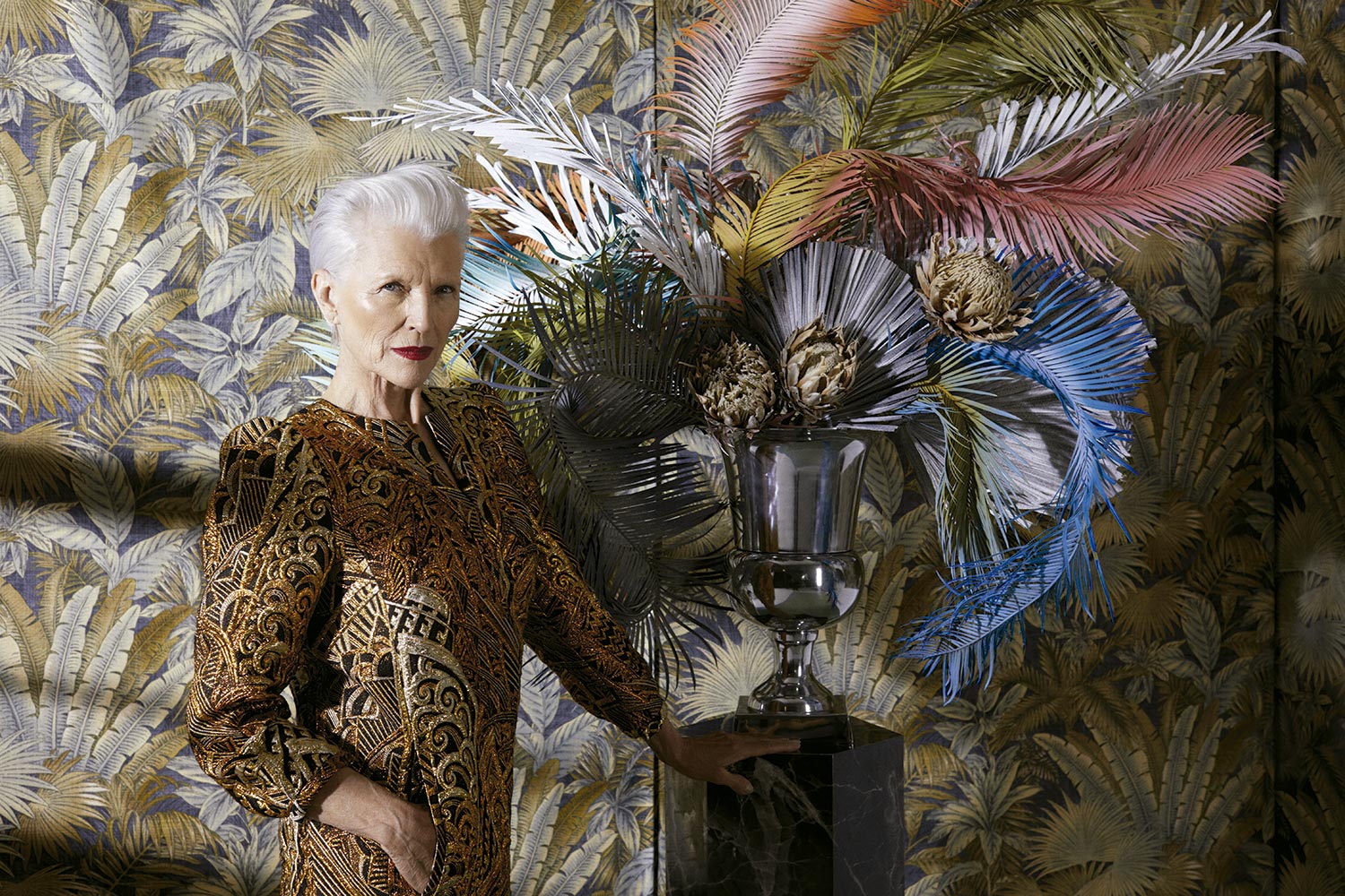 Maye Musk veste Louis Vuitton - Foto: Ricardo Rivera, com edição de moda de Filipa Bleck, styling de Jahulie Elizalde, artista convidado Lutfi Janania, maquiagem Christyna Kay, cabelo Errol Karadag e digital tech Chrissy Connors