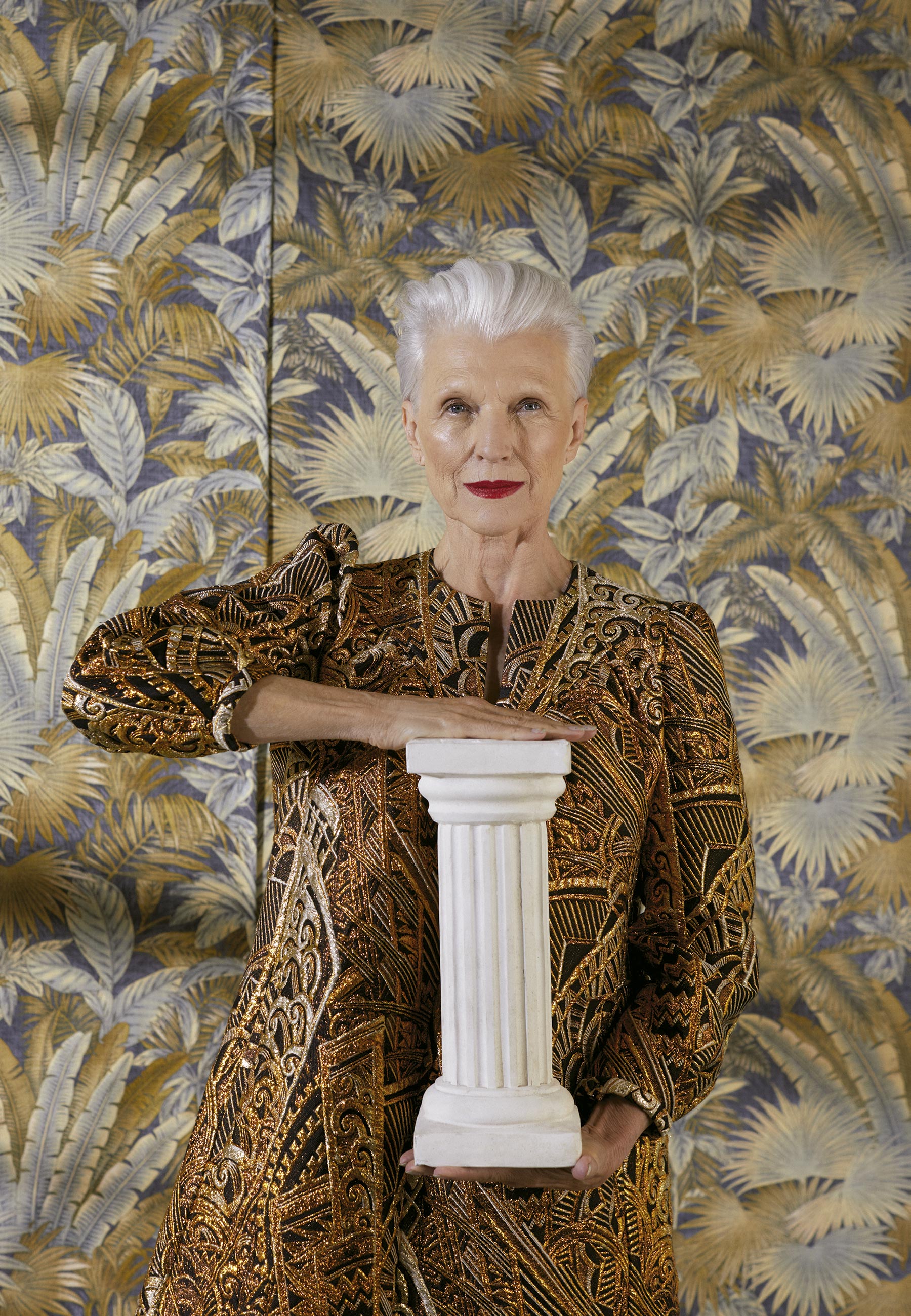 Maye Musk veste Louis Vuitton - Foto: Ricardo Rivera, com edição de moda de Filipa Bleck, styling de Jahulie Elizalde, artista convidado Lutfi Janania, maquiagem Christyna Kay, cabelo Errol Karadag e digital tech Chrissy Connors
