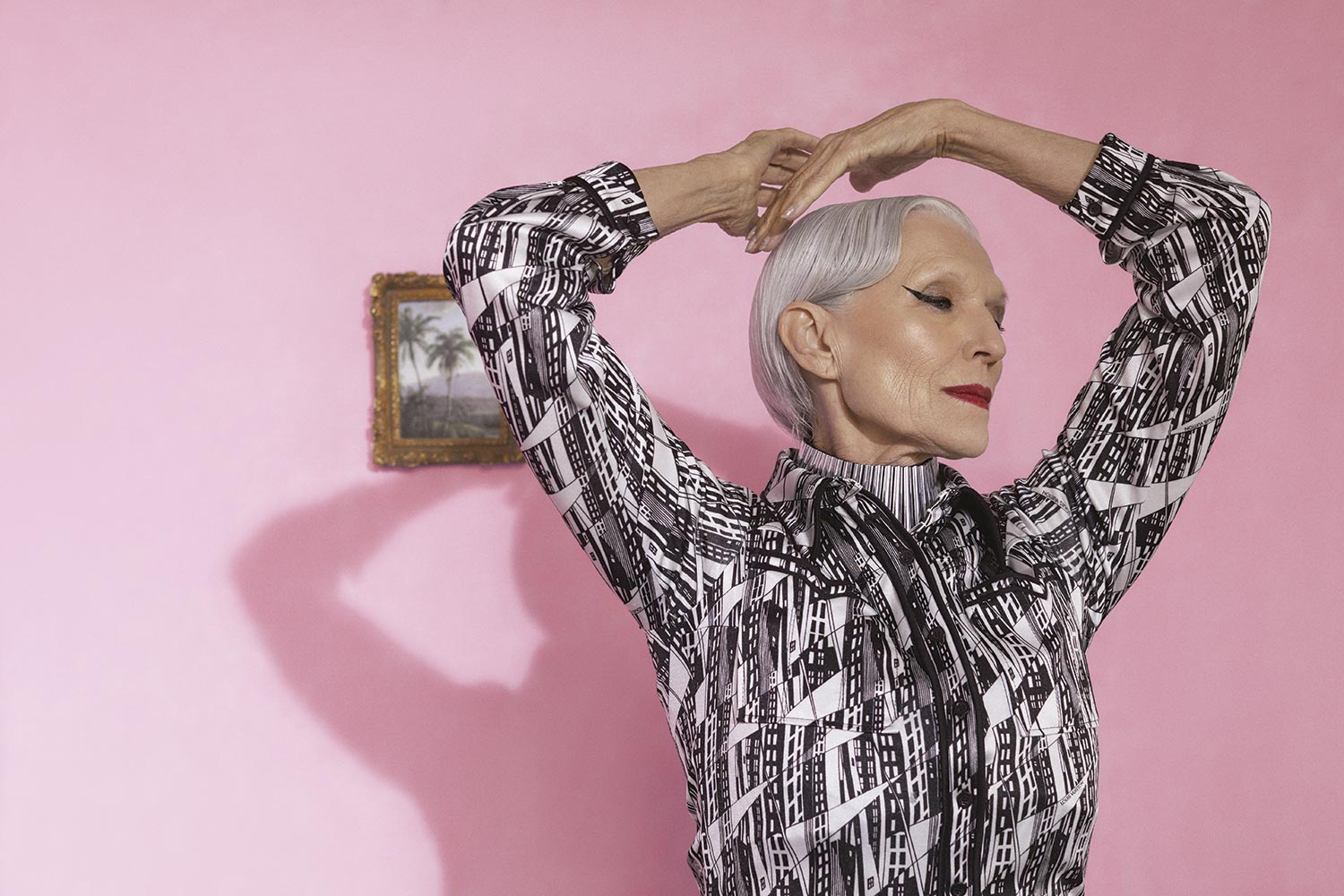 Maye Musk veste Louis Vuitton - Foto: Ricardo Rivera, com edição de moda de Filipa Bleck, styling de Jahulie Elizalde, artista convidado Lutfi Janania, maquiagem Christyna Kay, cabelo Errol Karadag e digital tech Chrissy Connors