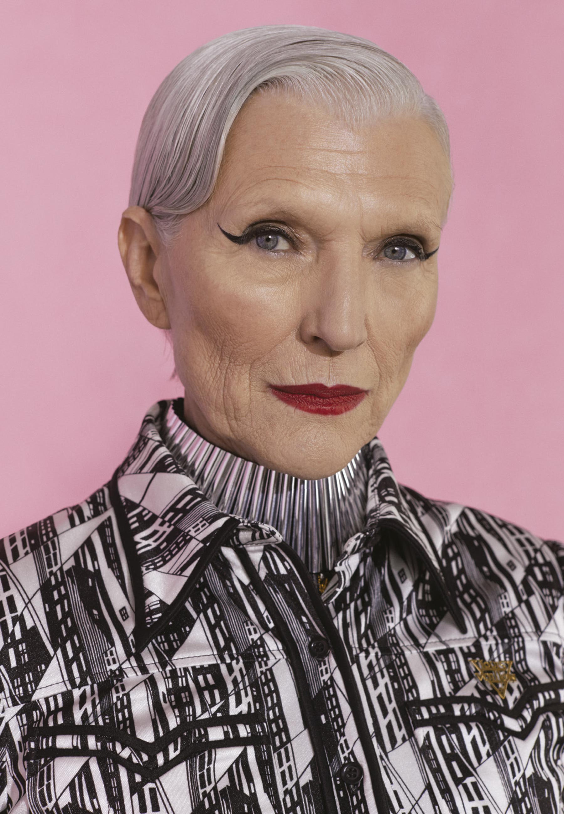Maye Musk veste Louis Vuitton - Foto: Ricardo Rivera, com edição de moda de Filipa Bleck, styling de Jahulie Elizalde, artista convidado Lutfi Janania, maquiagem Christyna Kay, cabelo Errol Karadag e digital tech Chrissy Connors