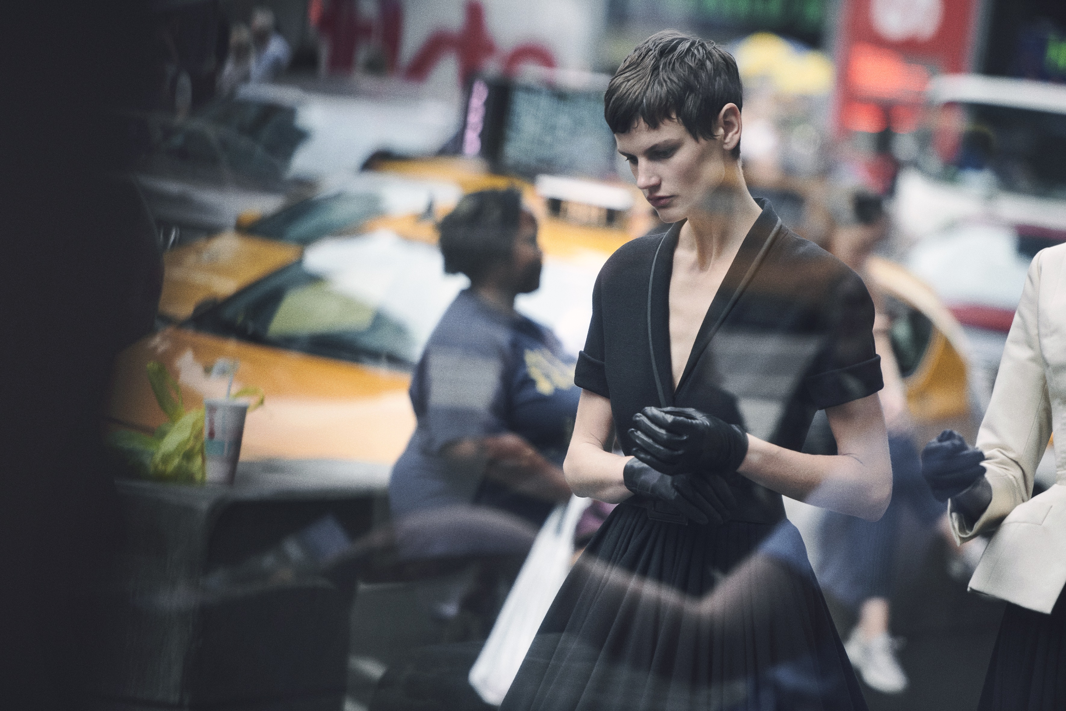 Saskia de Brauw usa o vestido "Diorama", criado por Christian Dior em 1947 - Foto: Peter Lindbergh/Divulgação da Taschen