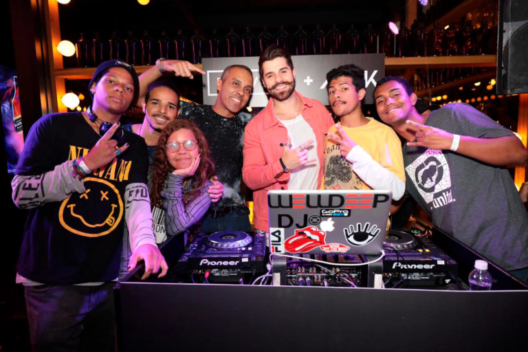 Aspirantes a DJs puderam ter um encontro com Alok na loja da Fiever, em São Paulo, e ouvir dicas sobre a carreira (Foto: Rafael Cusato)