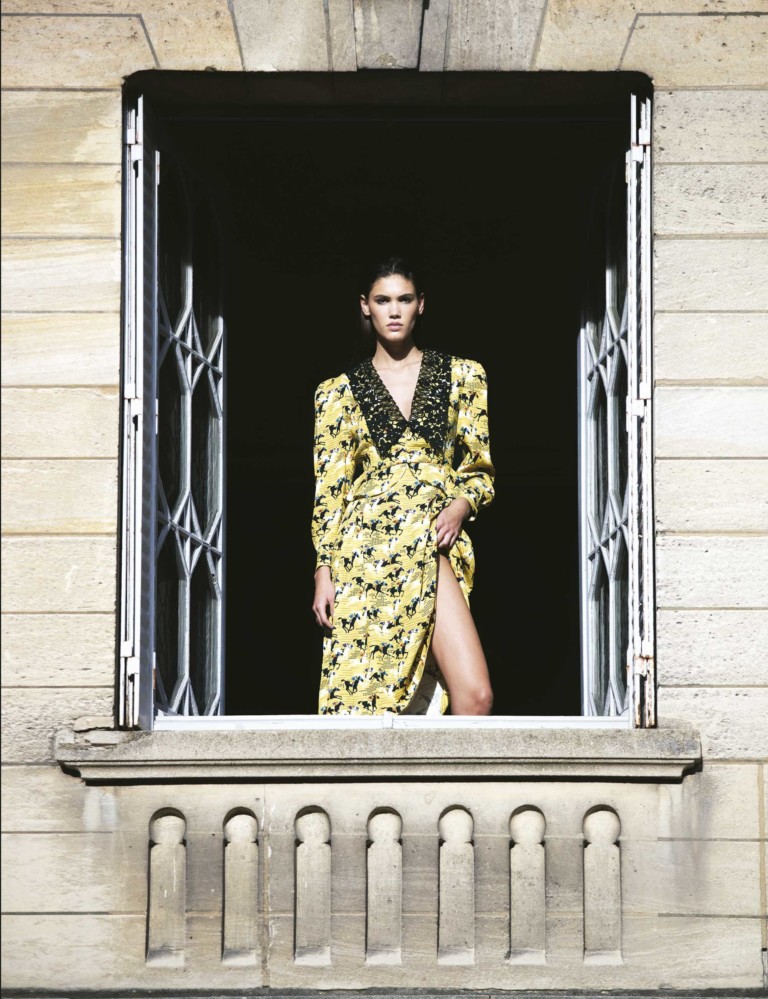 Nathalie Kuckenburg (Joy Models) usa look total Miu Miu - Foto: David Bellemere, com edição de moda de Sarah Cazeneuve, edição executiva de Filipa Bleck, cabelo de Maxime Macé, maquiagem de Tatasu Yamanaka
