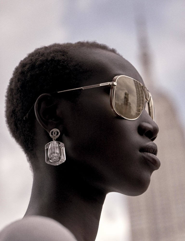 Nya Gatbel (Elite NYC) usa óculos Carrera para Safilo e brincos Chanel - Foto: Jacob + Carrol, com edição de moda de Filipa Bleck, styling de Melissa Infante e beleza de Megan Kelly