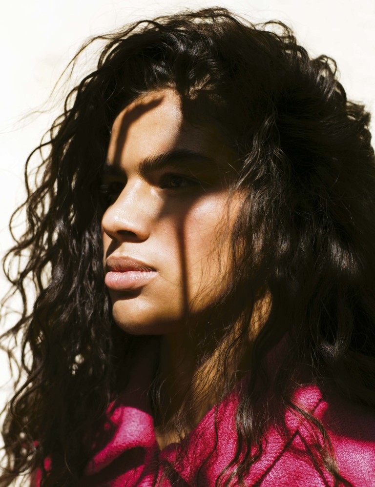 Thalita Farias (Elite NYC e Viva Paris) usa jaqueta Chanel - Foto: Stéphanie Volpato, com edição de moda de Tania Rat-Patron, edição executiva de Filipa Bleck, maquiagem de Tiziana Raimondo (The Wall Group) e cabelo de Nicolas Philippon (Call My Agent)
