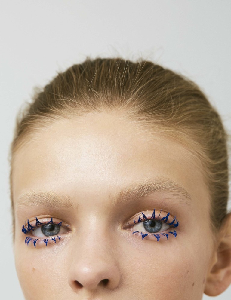 Clare Crawford (IMG NYC) usa olhos feitos com máscara de sobrancelhas Dior Pump ‘N’ Brow Blonde 001 e máscara de cílios Dior Pump ‘N’ Volume Blue - Foto: Aingeru Zorita, com maquiagem de Christyna Kay, edição executiva de Filipa Black e cabelo de Dana Boyer