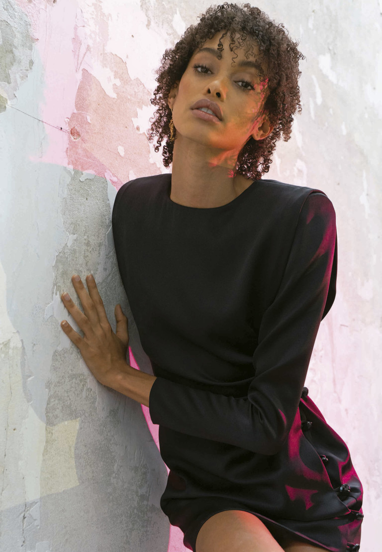 Samile Bermannelli (Mega e Elite NY) veste Saint Laurent - Foto: Ace Amir, com edição de moda Jahulie Elizalde, edição executiva de Filipa Bleck, cabelo de Erol Karadag, maquiagem de Ryan Burke, manicure Riwako Kobayashi, set design de Colin Lytton e movement director Michael Spencer Phillips