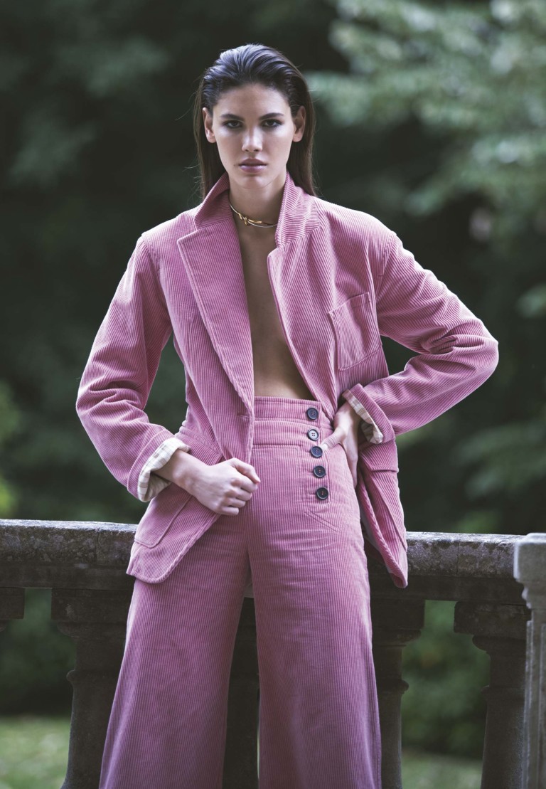 Nathalie Kuckenburg (Joy Models) usa terno e colar Chloé - Foto: David Bellemere, com edição de moda de Sarah Cazeneuve, edição executiva de Filipa Bleck, maquiagem de Tatsu Yamanka e cabelo de Maxime Macé