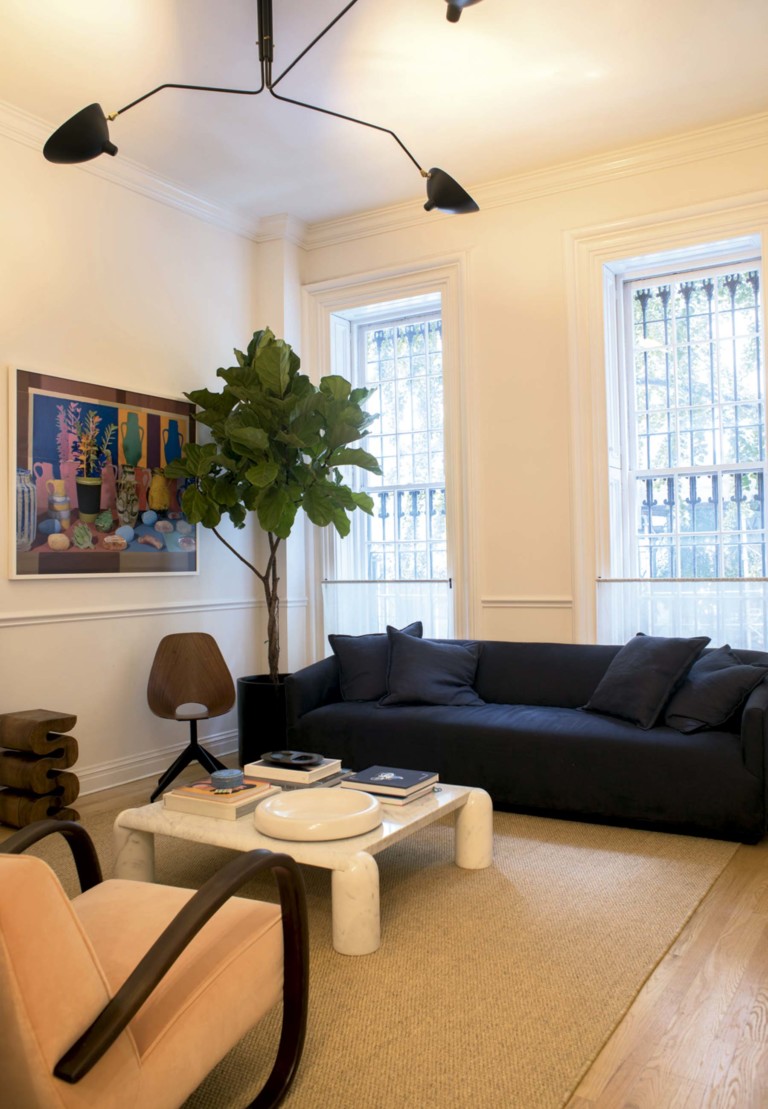 Sala de estar, sofá Restoration Hardware, quadro do novaiorquino Daniel Gordon e mesa de centro do italiano Mario Bellini - Foto: Vicente de Paulo