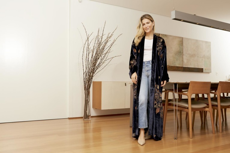 Renata Merquior usa quimono e joias de seu acervo pessoal, camiseta J.Crew, calça jeans Levi’s e sapatos Cult Gaia  - Foto: Pedro Bonacina, com edição de moda de Rodrigo Yaegashi