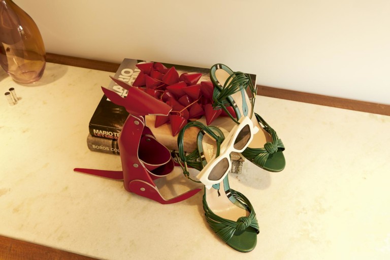 Sandálias Gucci e óculos Loewe - Foto: Pedro Bonacina, com edição de moda de Rodrigo Yaegashi
