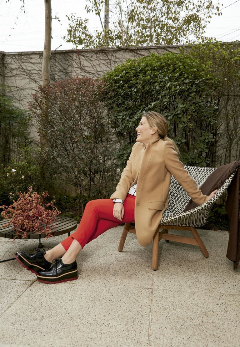 Renata usa casaco e sapatos Stella McCartney, tricô Valentino, calça Givenchy e brincos Ara Vartanian - Foto: Pedro Bonacina, com edição de moda de Rodrigo Yaegashi