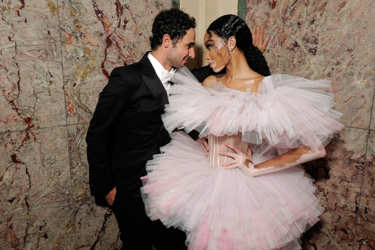 Zac Posen com a modelo Winnie Harlow na festa "Icons", de Carine Roitfeld, em Nova York - Foto: Reprodução/Instagram/@crfashionbook