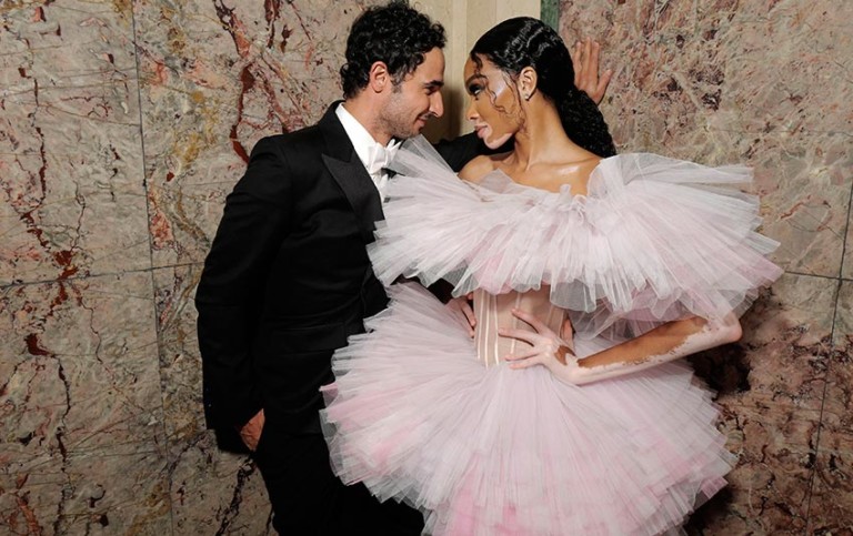 Zac Posen com a modelo Winnie Harlow na festa "Icons", de Carine Roitfeld, em Nova York - Foto: Reprodução/Instagram/@crfashionbook