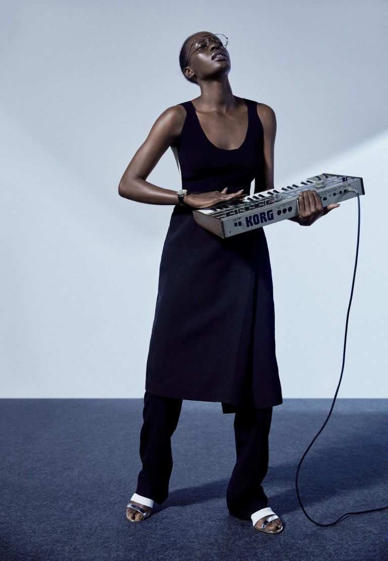 Chelfa Caxino (Allure) usa regata e saia Bottega Veneta, calça Salvatore Ferragamo, óculos Vogue Eyewear, relógio Lacoste para Vivara e sandálias Corello - Foto: Josefina Bietti, com edição de moda de George Krakowiak, direção de criativa de Camila Bossolan, beleza de Helder Rodrigues e set design de Ana Arietti