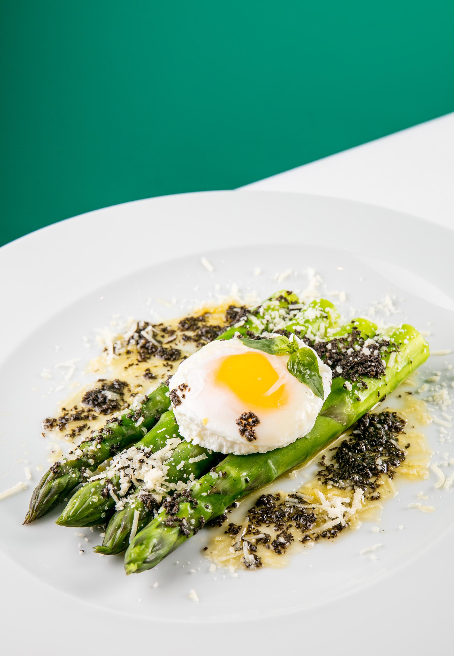 Nido di asparagi freschi con uovo in camicia al burro tartufato - Foto: Ricardo Bhering