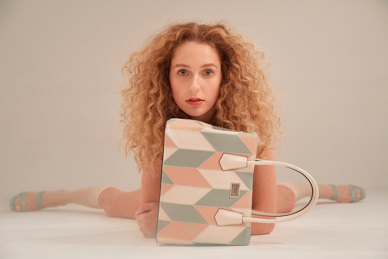 Bolsa e sapatos da linha Aquarela Corello e meias Calzedonia - Foto: Henrique Falci, com edição de moda de Rodrigo Yaegashi, beleza de Virgínia Barbosa, produção executiva de Bruno Uchóa e tratamento de imagem da Closer