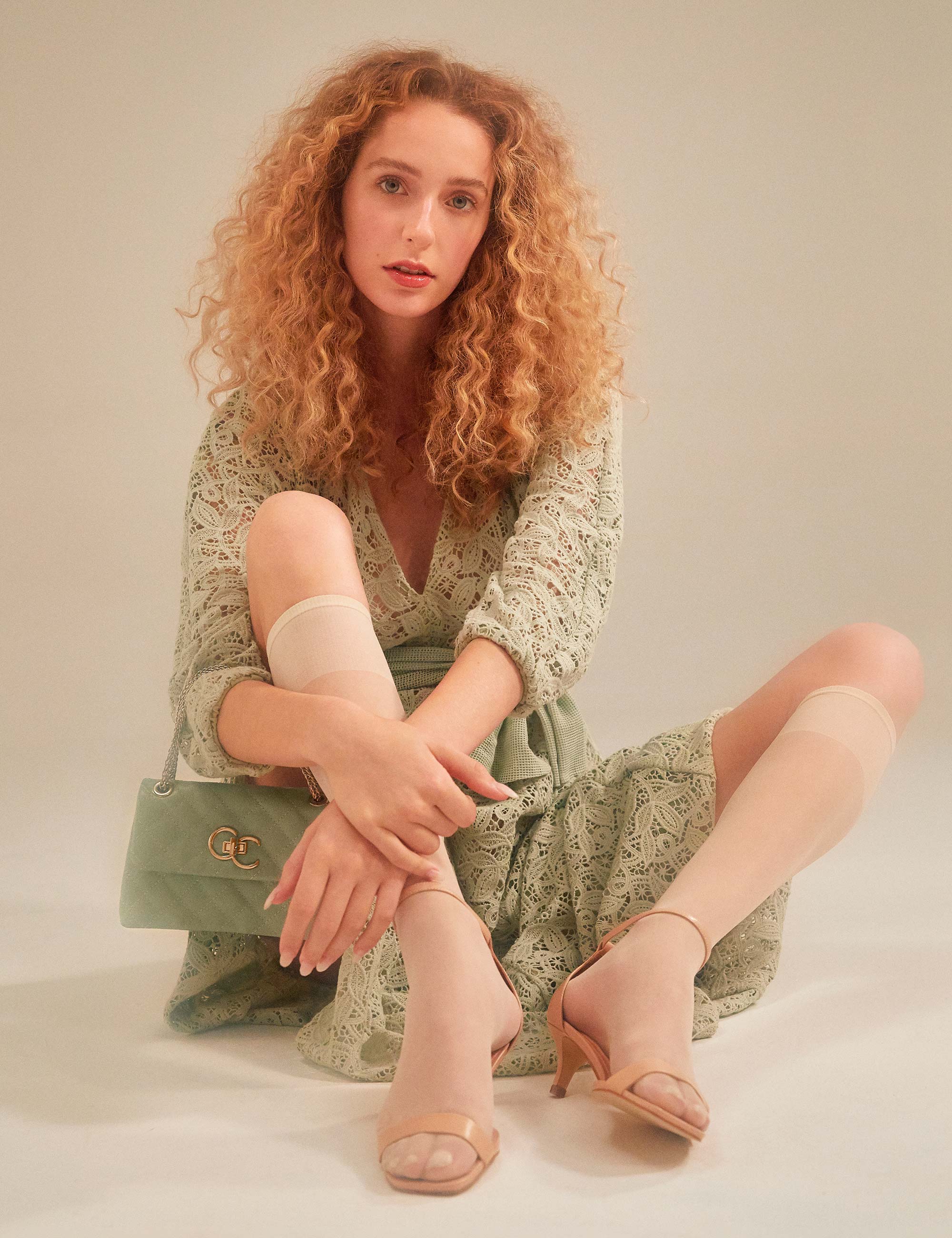 Vestido Cris Barros, bolsa e sapatos da linha Aquarela Corello e meias Calzedonia - Foto: Henrique Falci, com edição de moda de Rodrigo Yaegashi, beleza de Virgínia Barbosa, produção executiva de Bruno Uchóa e tratamento de imagem da Closer