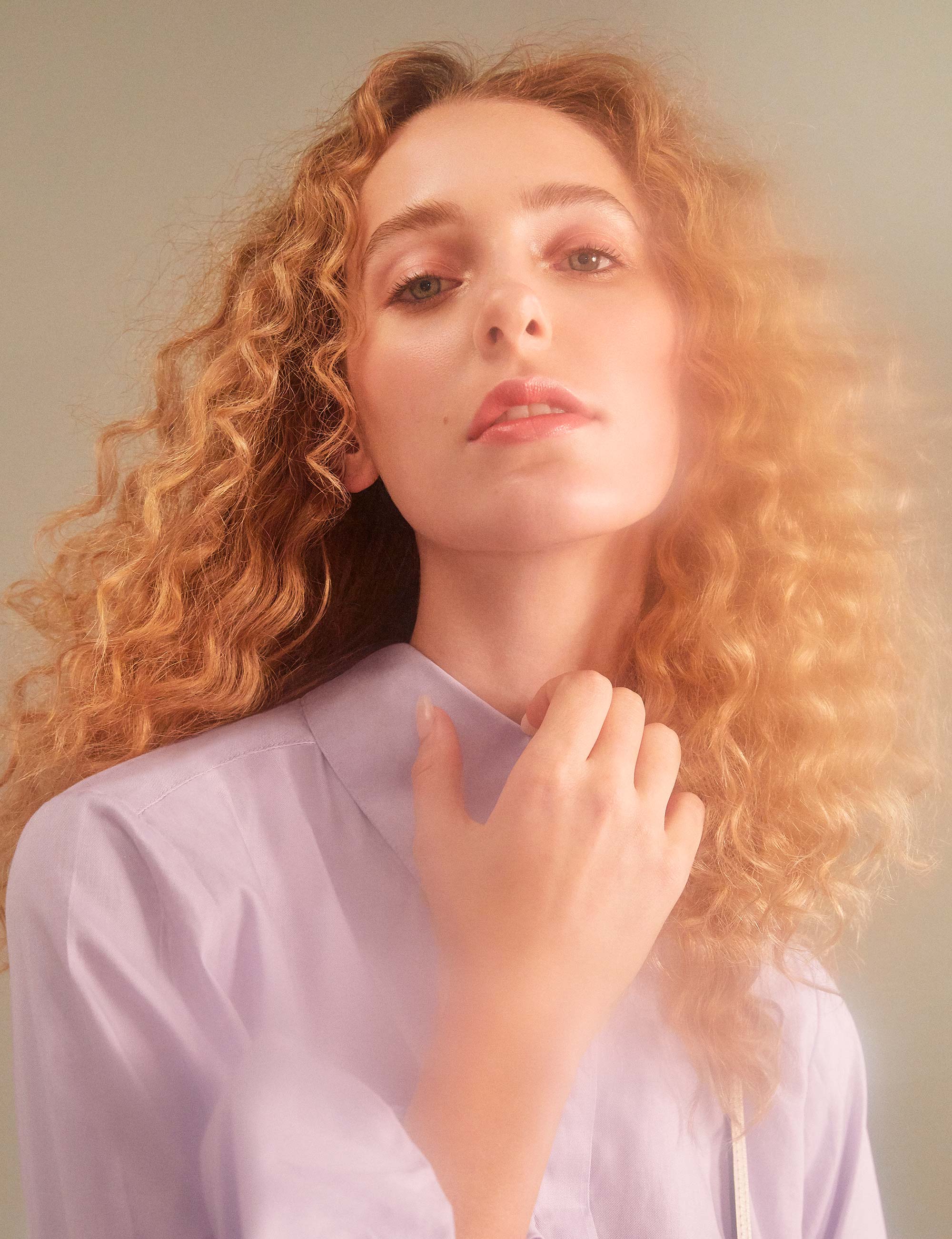 Camisa Lina Dellic - Foto: Henrique falci, com edição de moda de Rodrigo Yaegashi, beleza de Virgínia Barbosa, produção executiva de Bruno Uchóa e tratamento de imagem da Closer