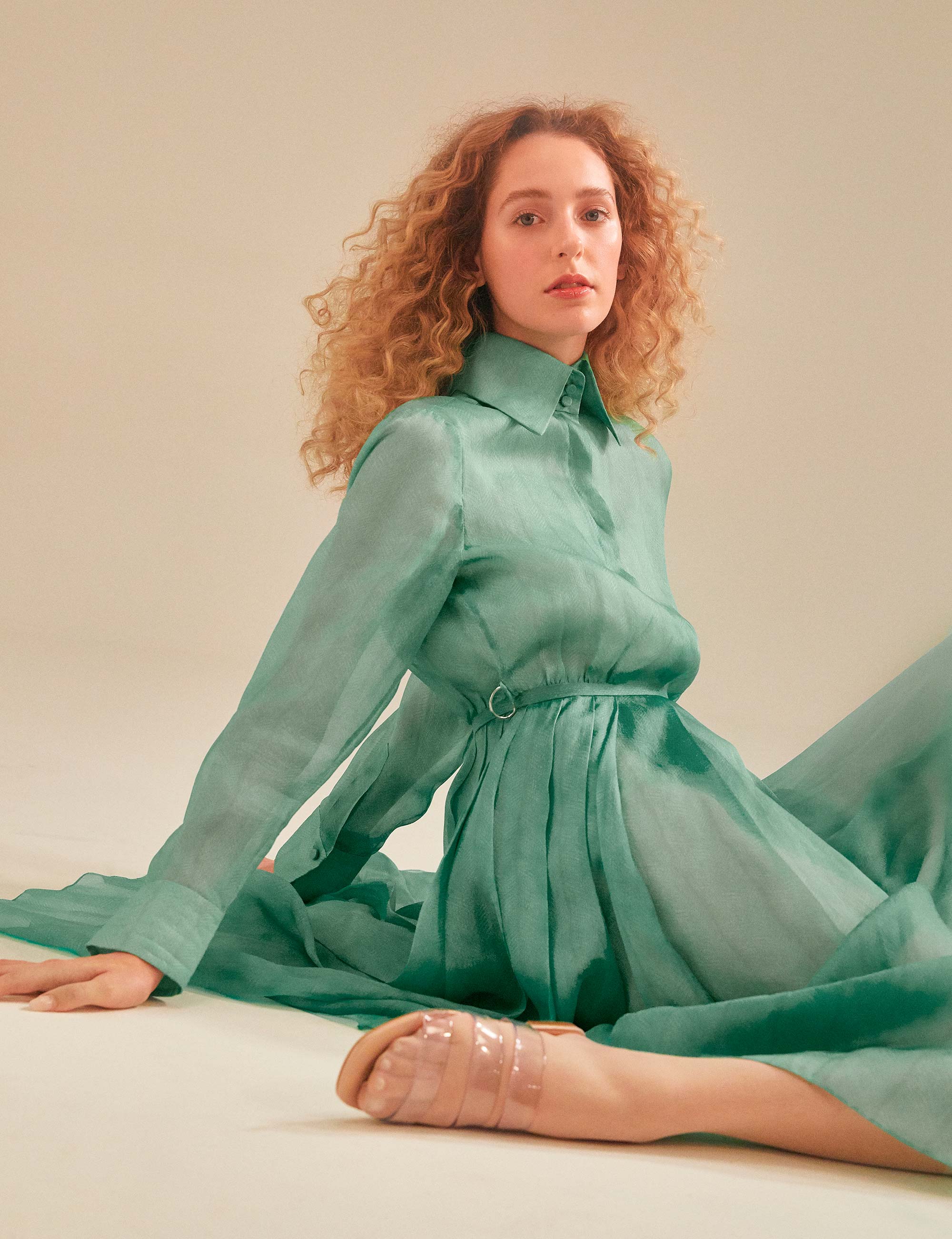 Vestido Fendi, meias Calzedonia e sapatos da linha Aquarela Corello - Foto: Henrique Falci, com edição de moda de Rodrigo Yaegashi, beleza de Virgínia Barbosa, produção executiva de Bruno Uchóa e tratamento de imagem da Closer