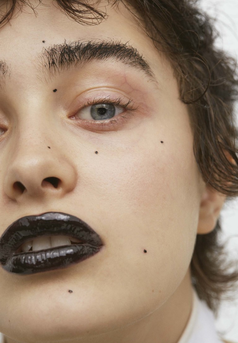 Foto: Aingeru Zorita, com edição de moda de Henna Koskinen, edição executiva de Filipa Bleck, maquiagem de Christyna Kay com produtos Noir et Blanc, da Chanel Beauty; e cabelo de Rudy Martins, com produtos Redken