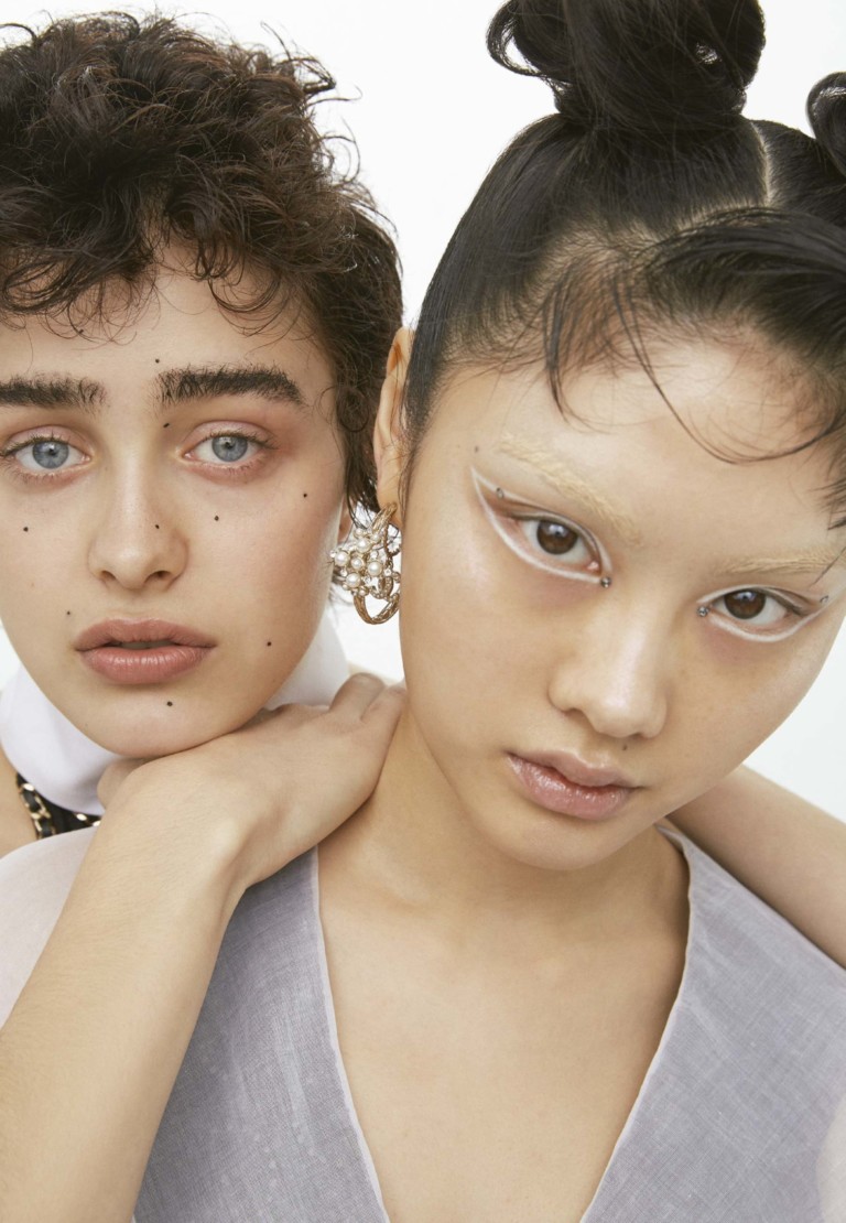 Foto: Aingeru Zorita, com edição de moda de Henna Koskinen, edição executiva de Filipa Bleck, maquiagem de Christyna Kay com produtos Noir et Blanc, da Chanel Beauty; e cabelo de Rudy Martins, com produtos Redken
