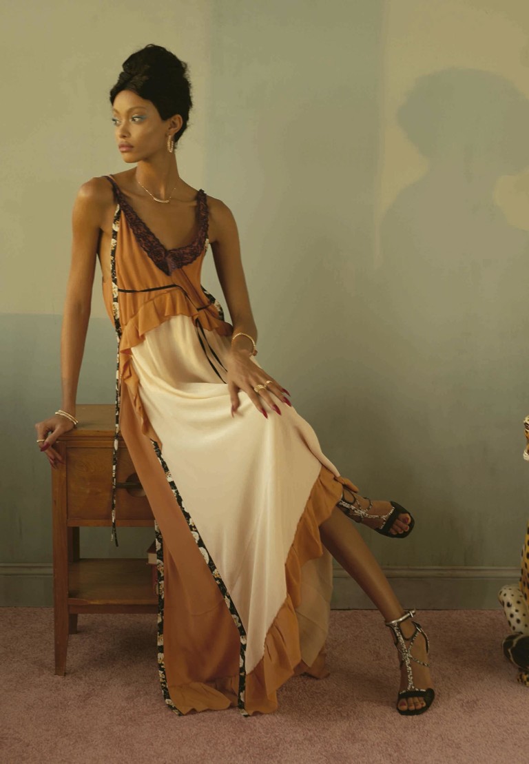 Foto: Ace Amir, com edição de moda Jahulie Elizalde, edição executiva de Filipa Bleck, cabelo de Erol Karadag, maquiagem de Ryan Burke, manicure Riwako Kobayashi, set design de Colin Lytton e movement director Michael Spencer Phillips