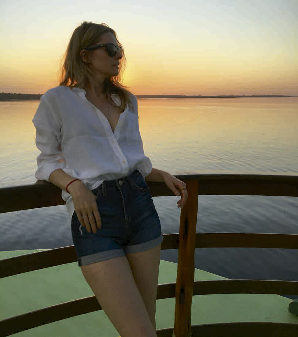 Daniela a bordo do Jacaré-Açu na imensidão do Rio Negro - Foto: Divulgação