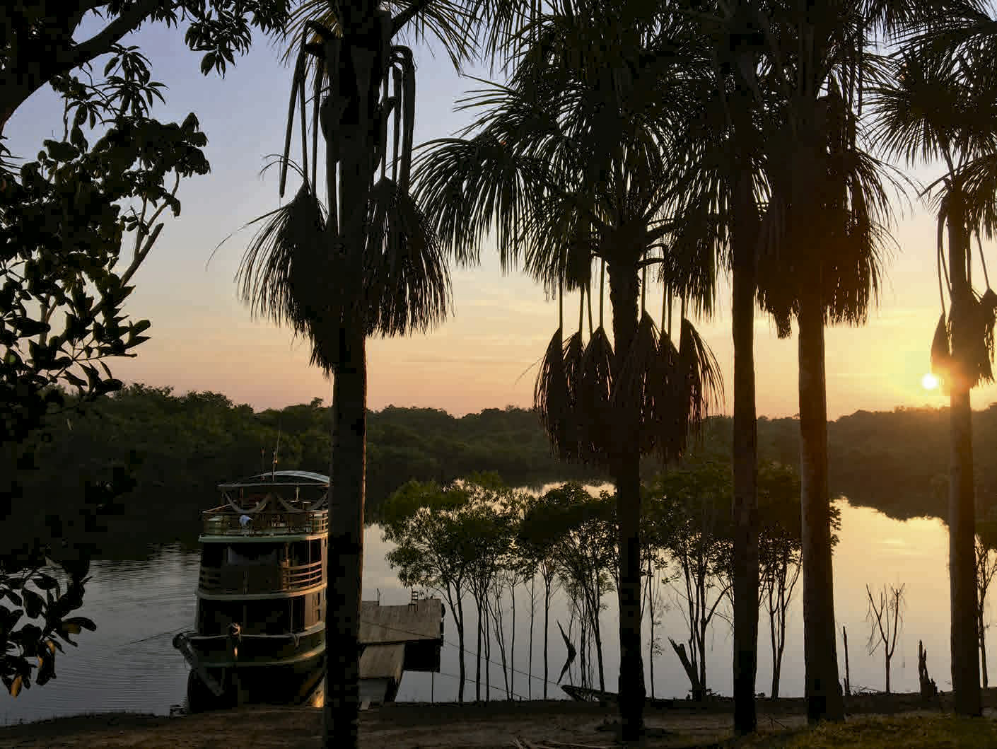 A embarcação ancorada para mais uma noite na Amazônia - Foto: Divulgação